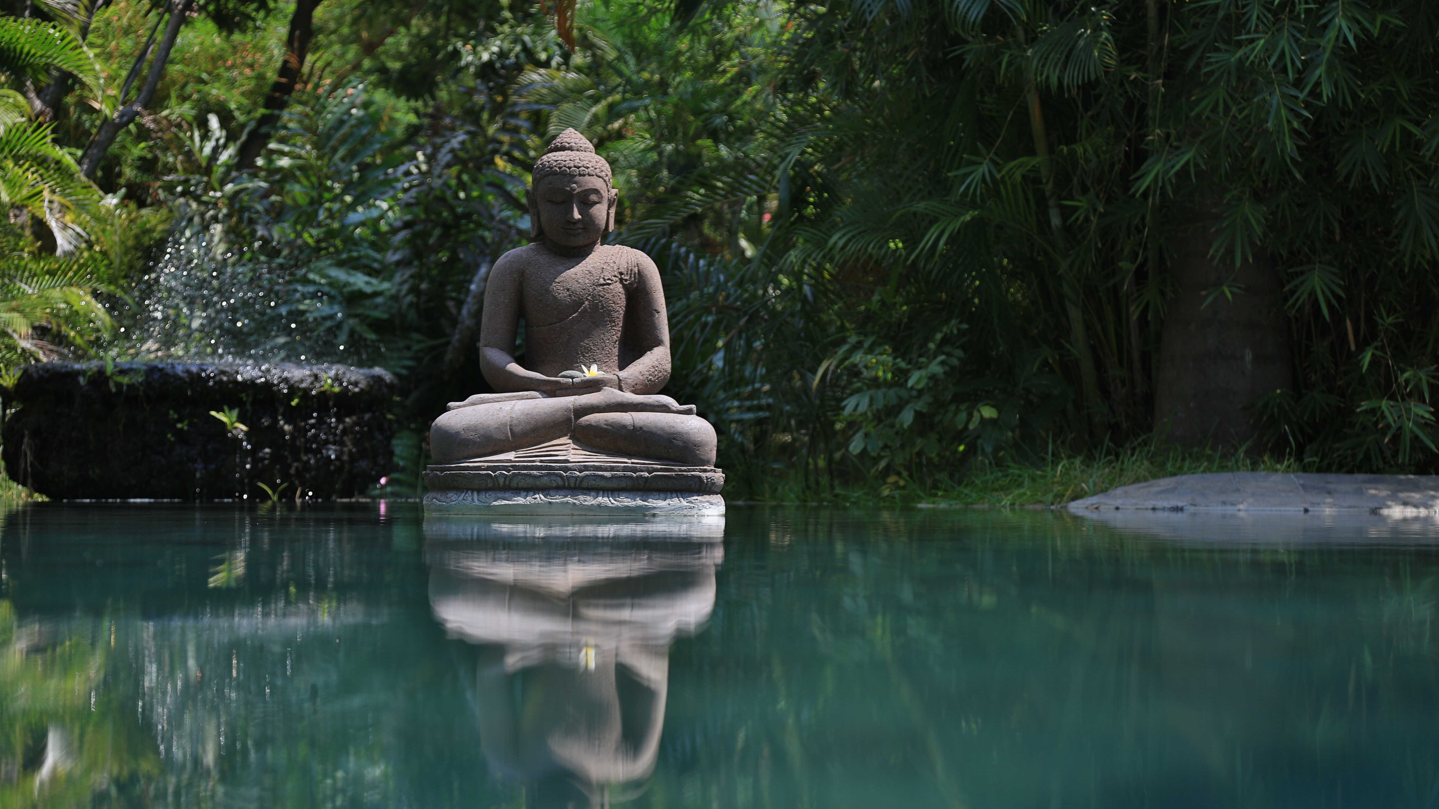Bouddha et son reflet, le calme d'un temple balinais
