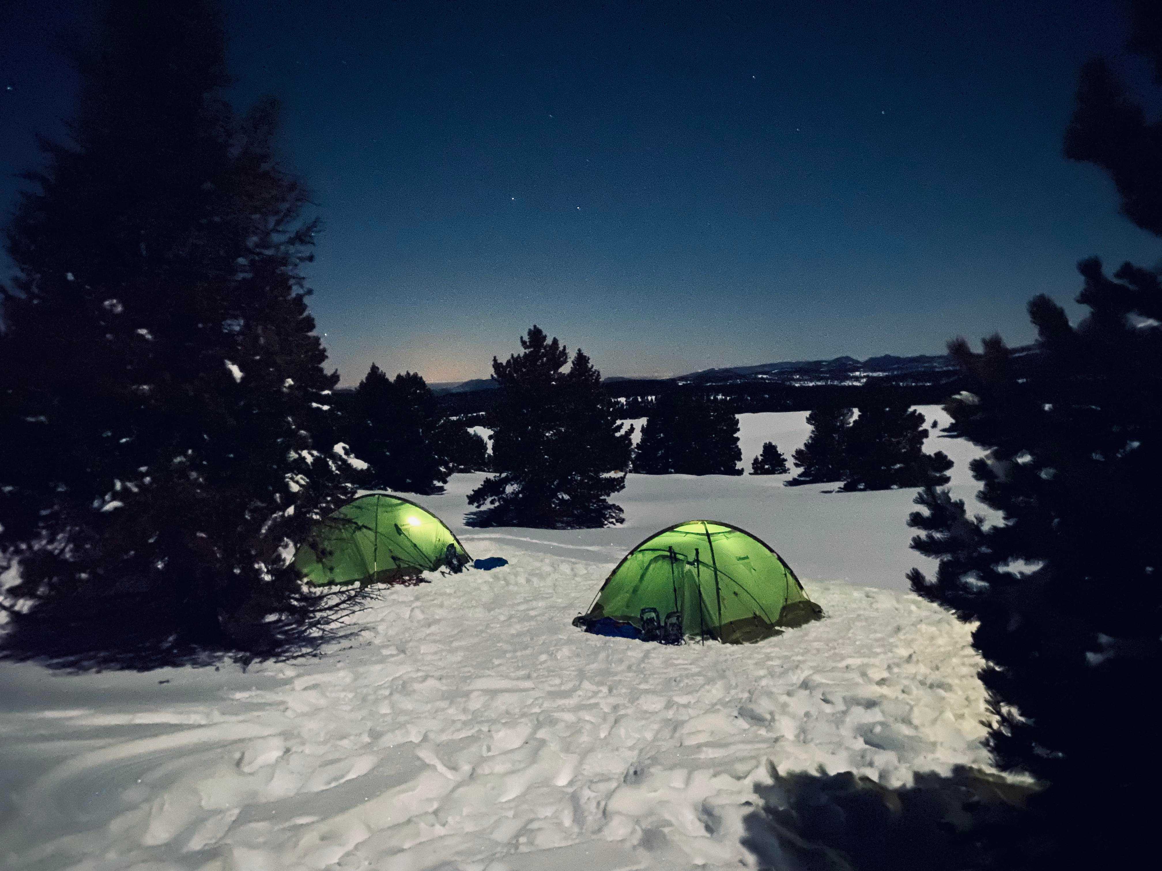 Campement dans la neige