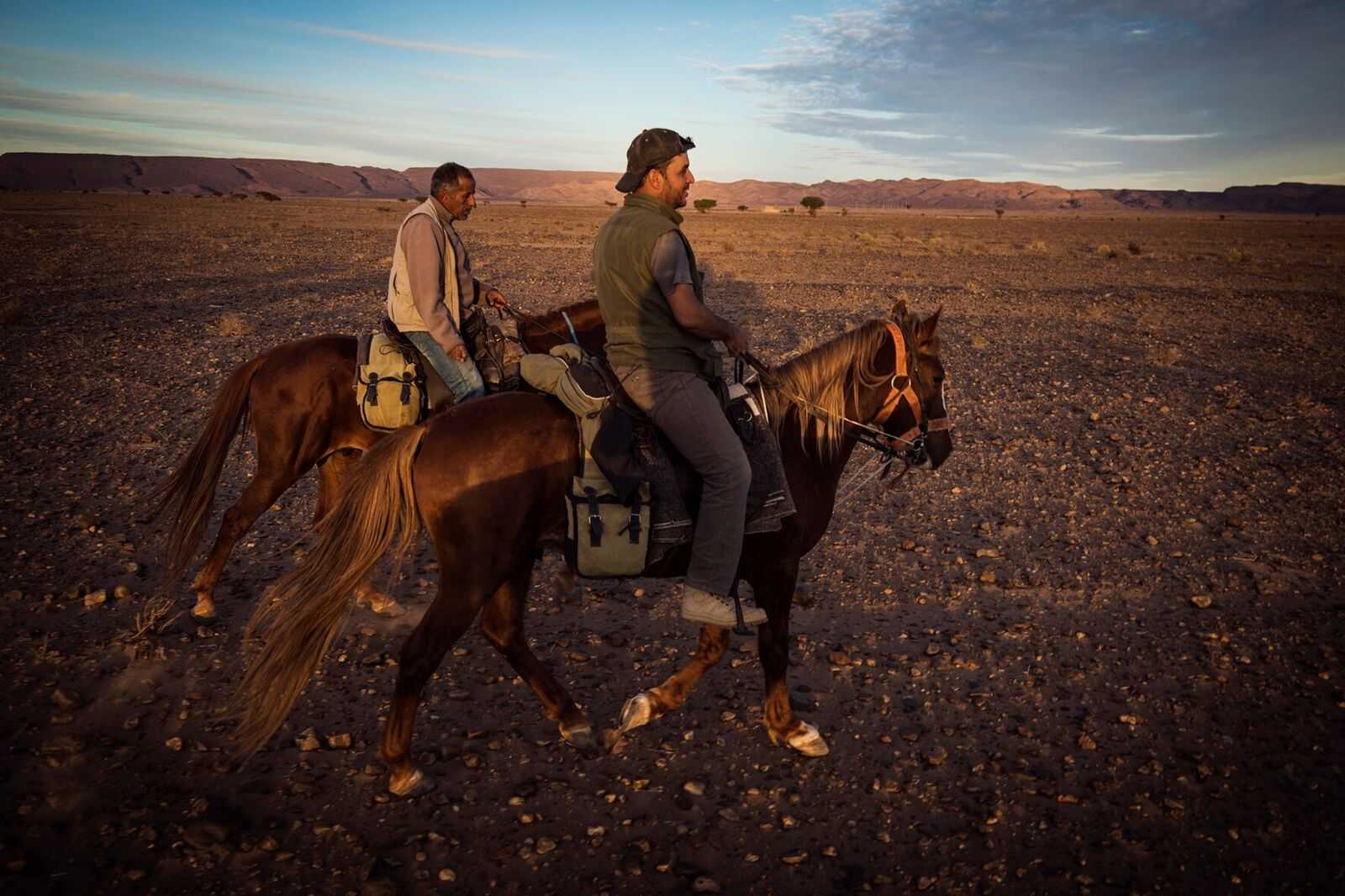 Cavaliers dans le désert, Maroc