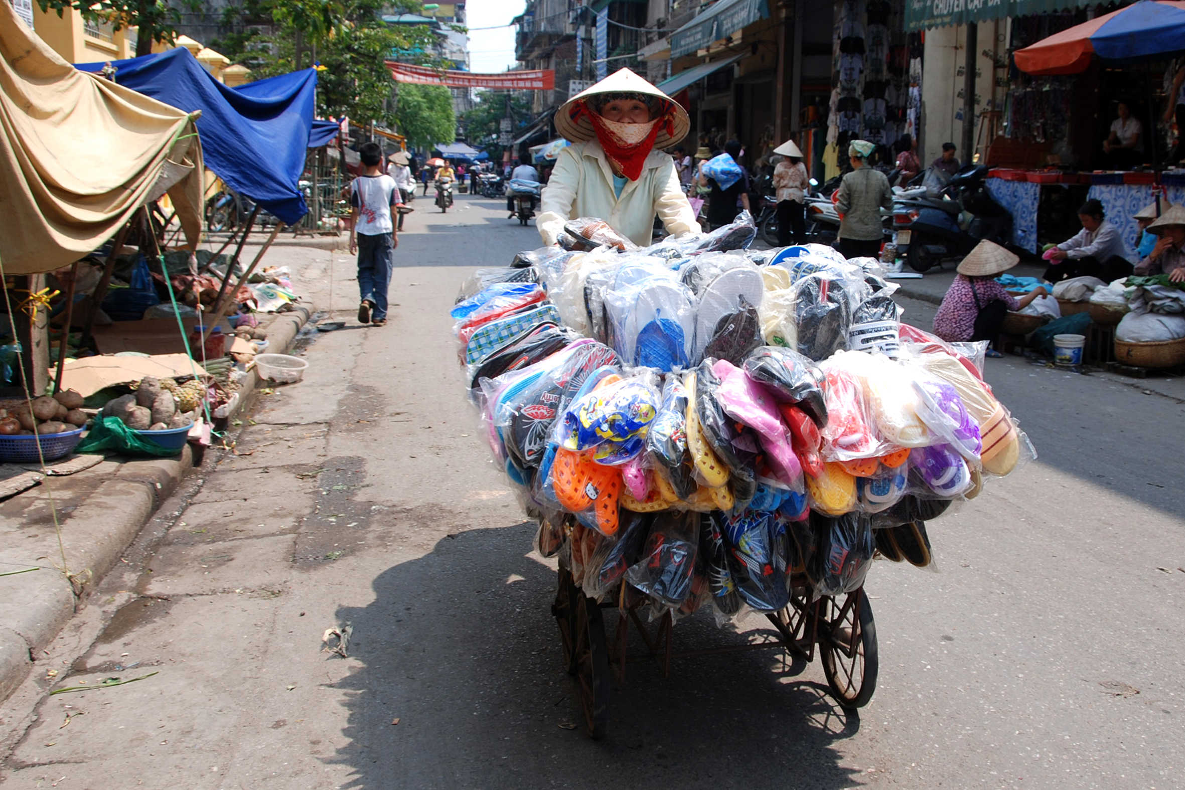 Commerçant local en vélo à Hanoi au Vietnam