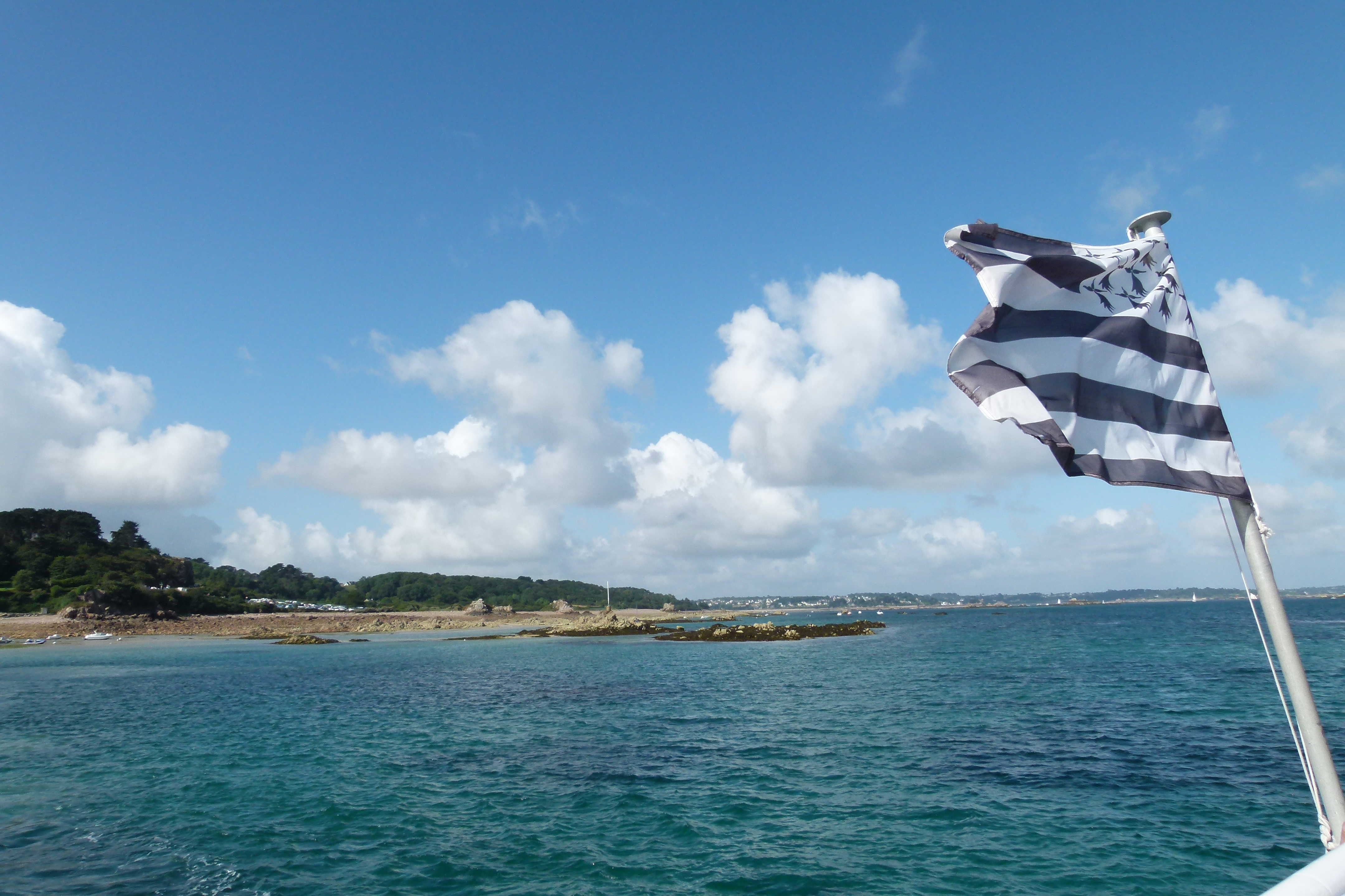 drapeau breton flottant depuis la mer
