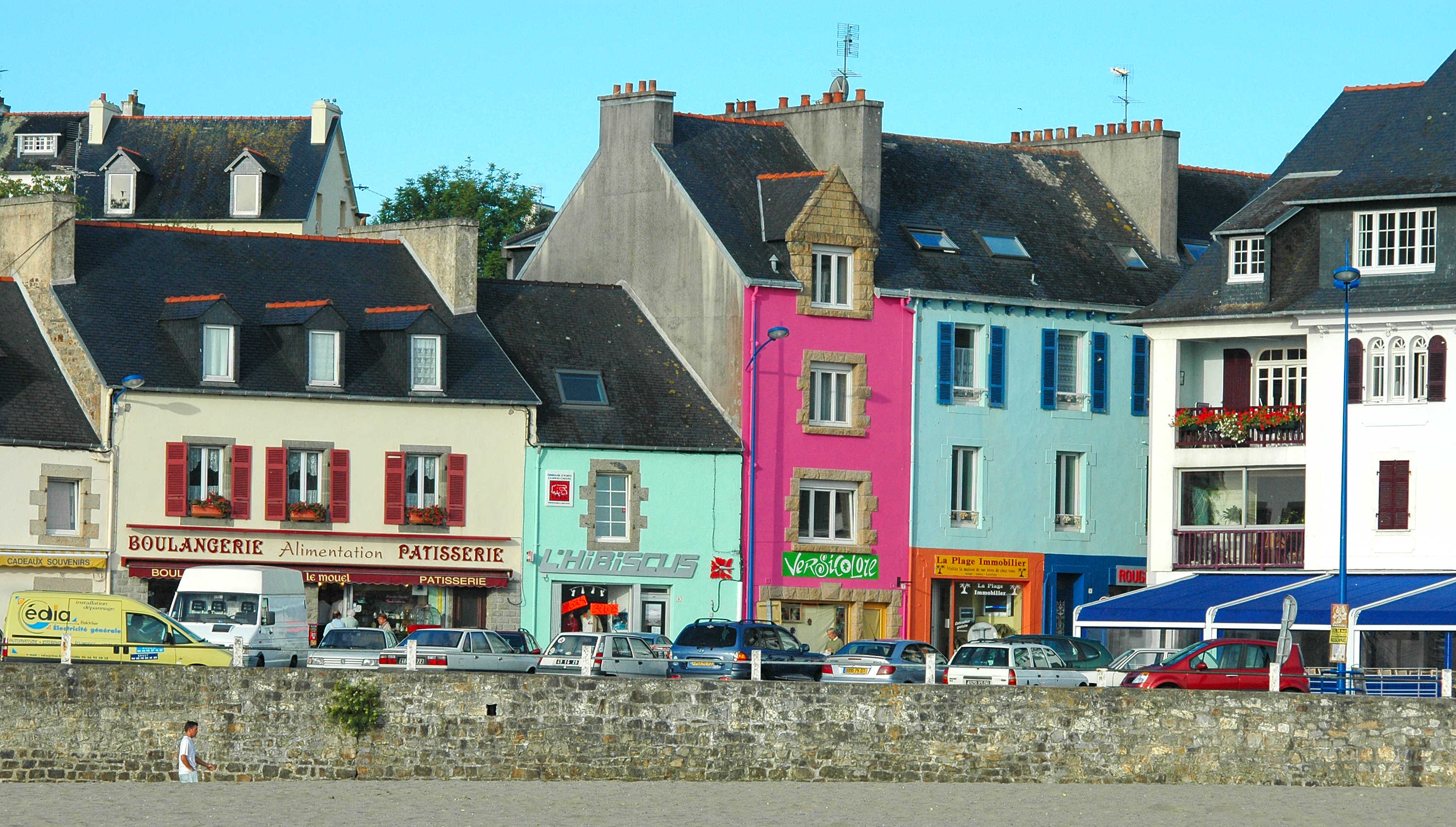 façades colorées d'un village en bord de mer