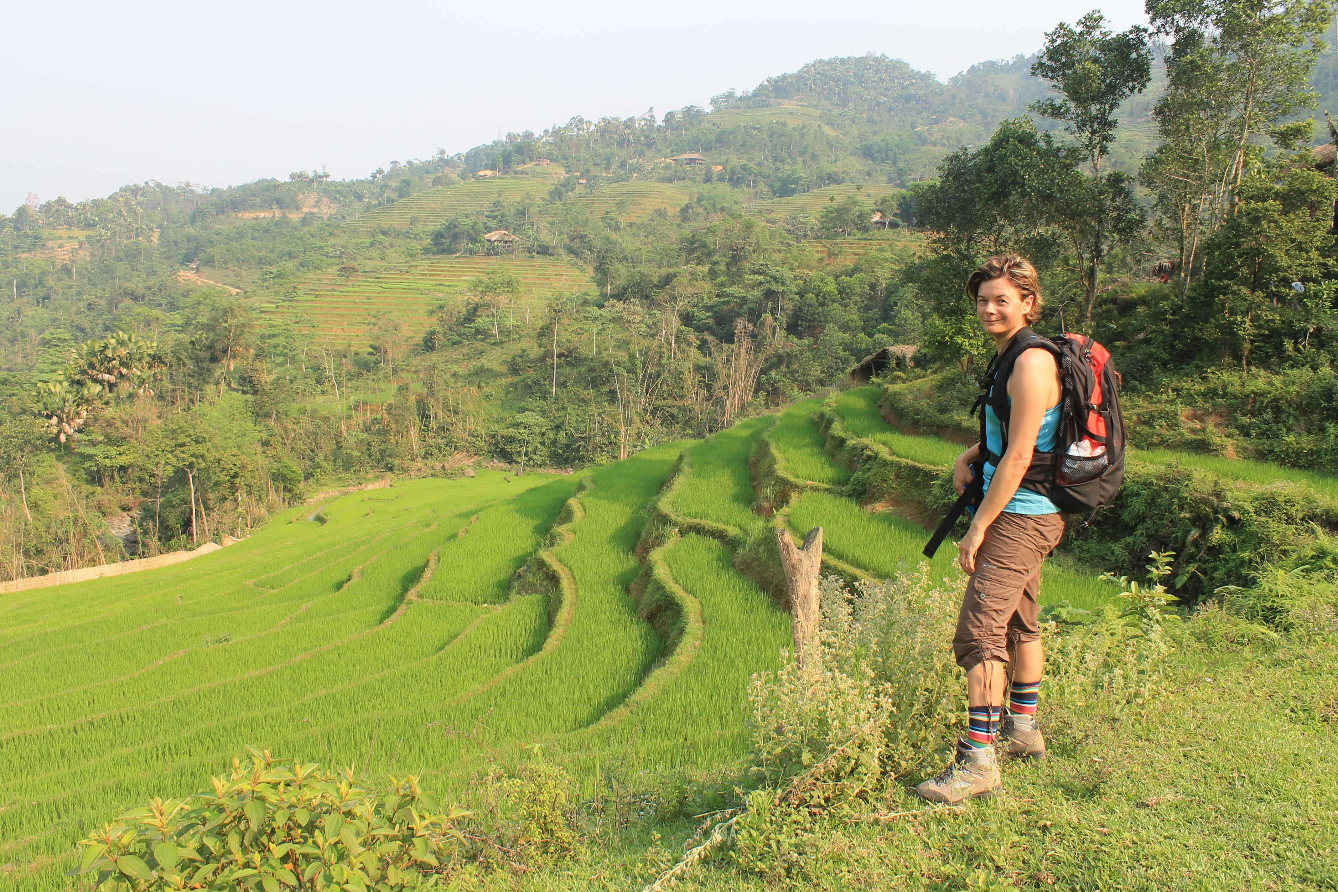 Femme en trek dans les rizières chez les minorités du nord Vietnam