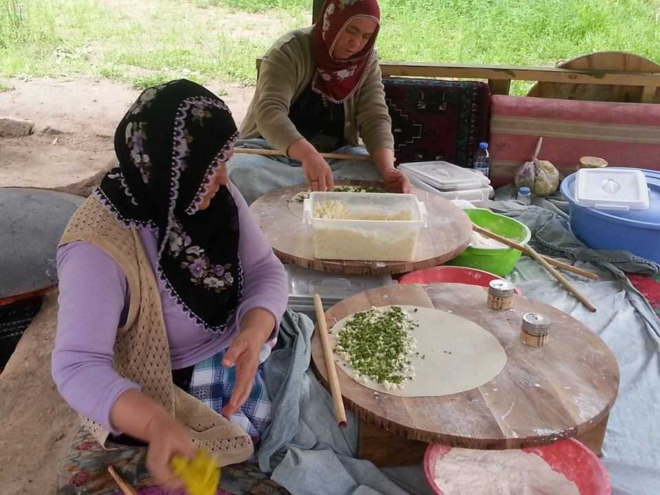 Femmes préparant un plat traditionnel turc, Turquie