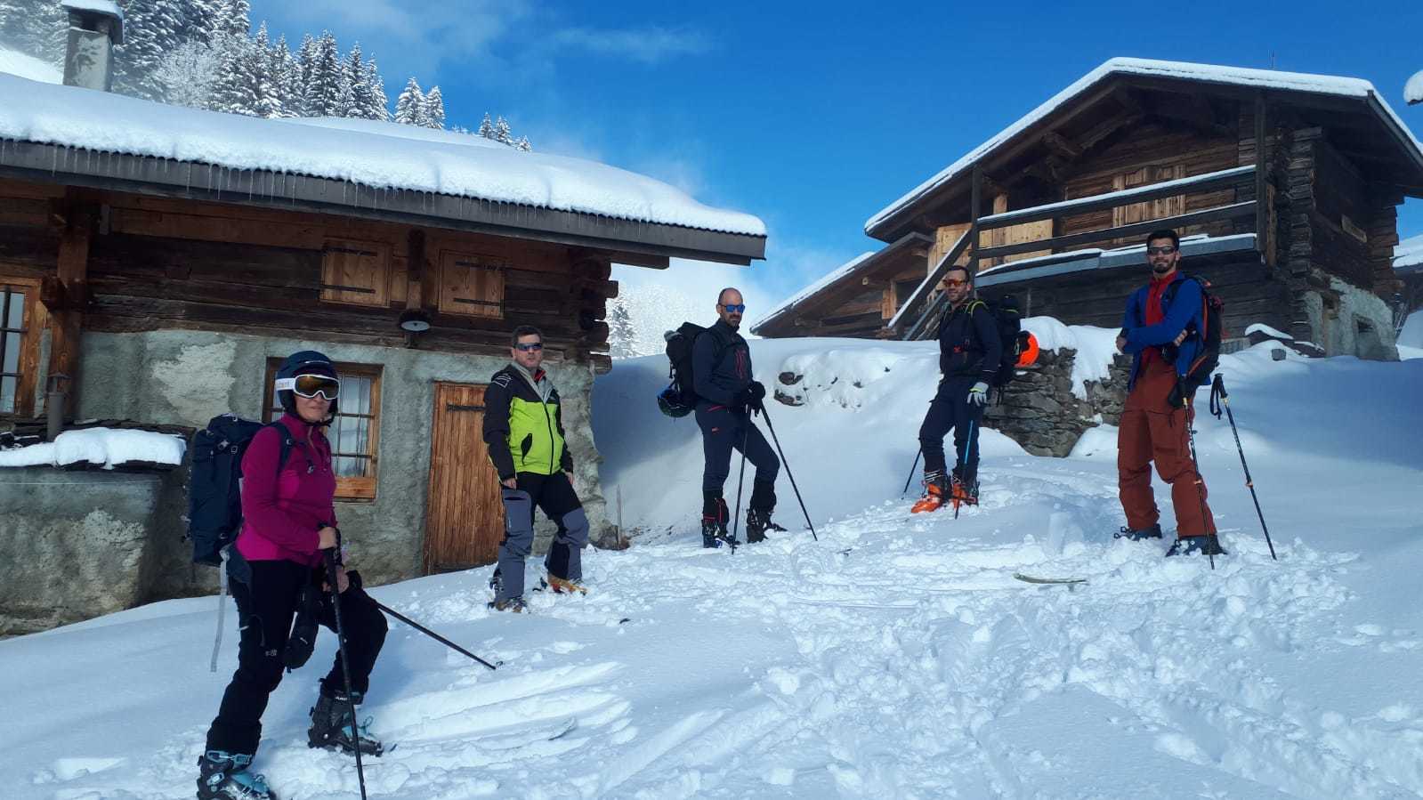Groupe de skieurs devant châlets