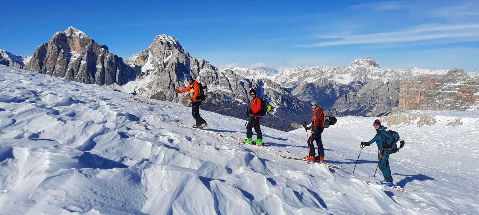 Groupe de skieurs sur la crête