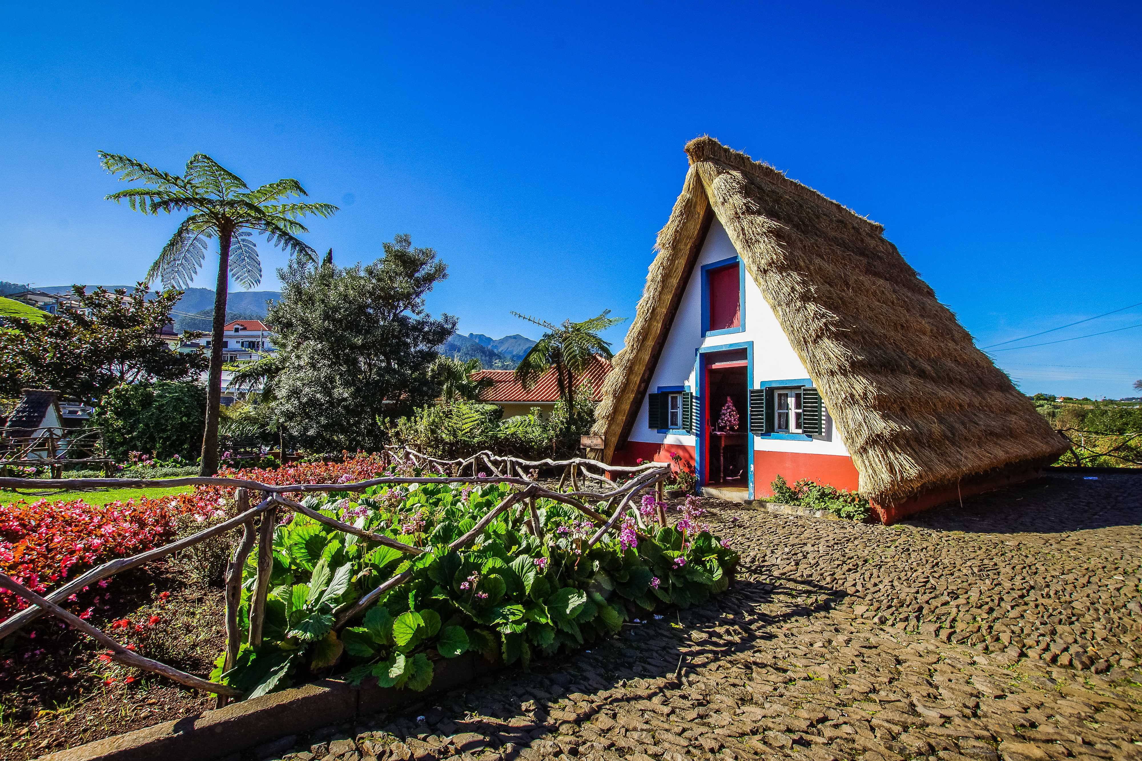 Maison traditionnelle à Santana avec son toit de chaume