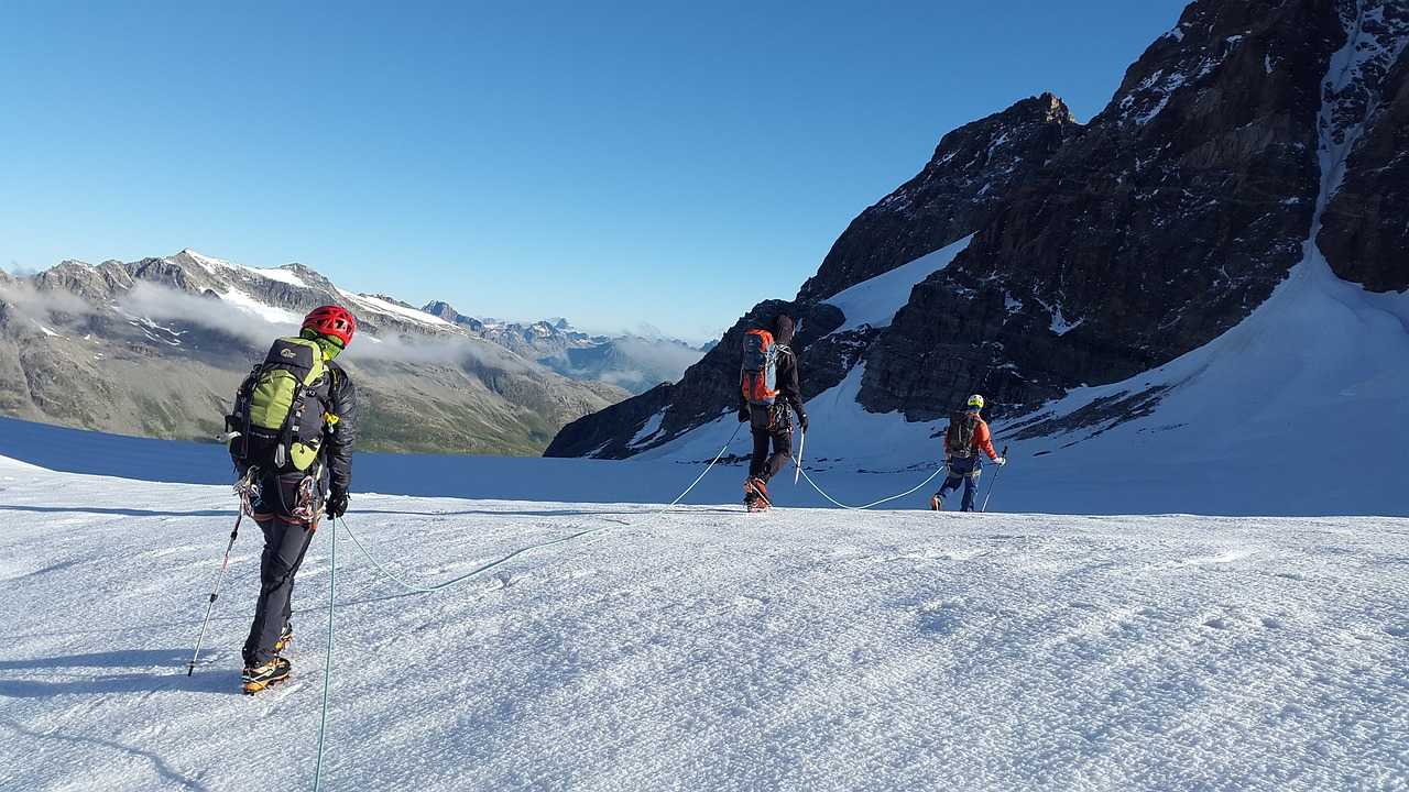 marche sur glacier dans les Alpes