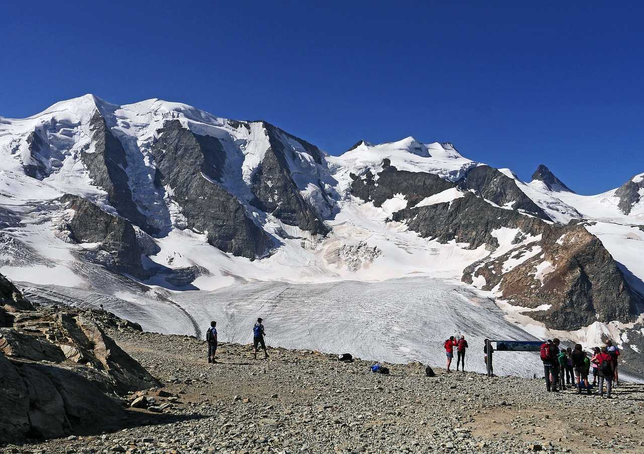 Marche vers les glaciers dans les alpes