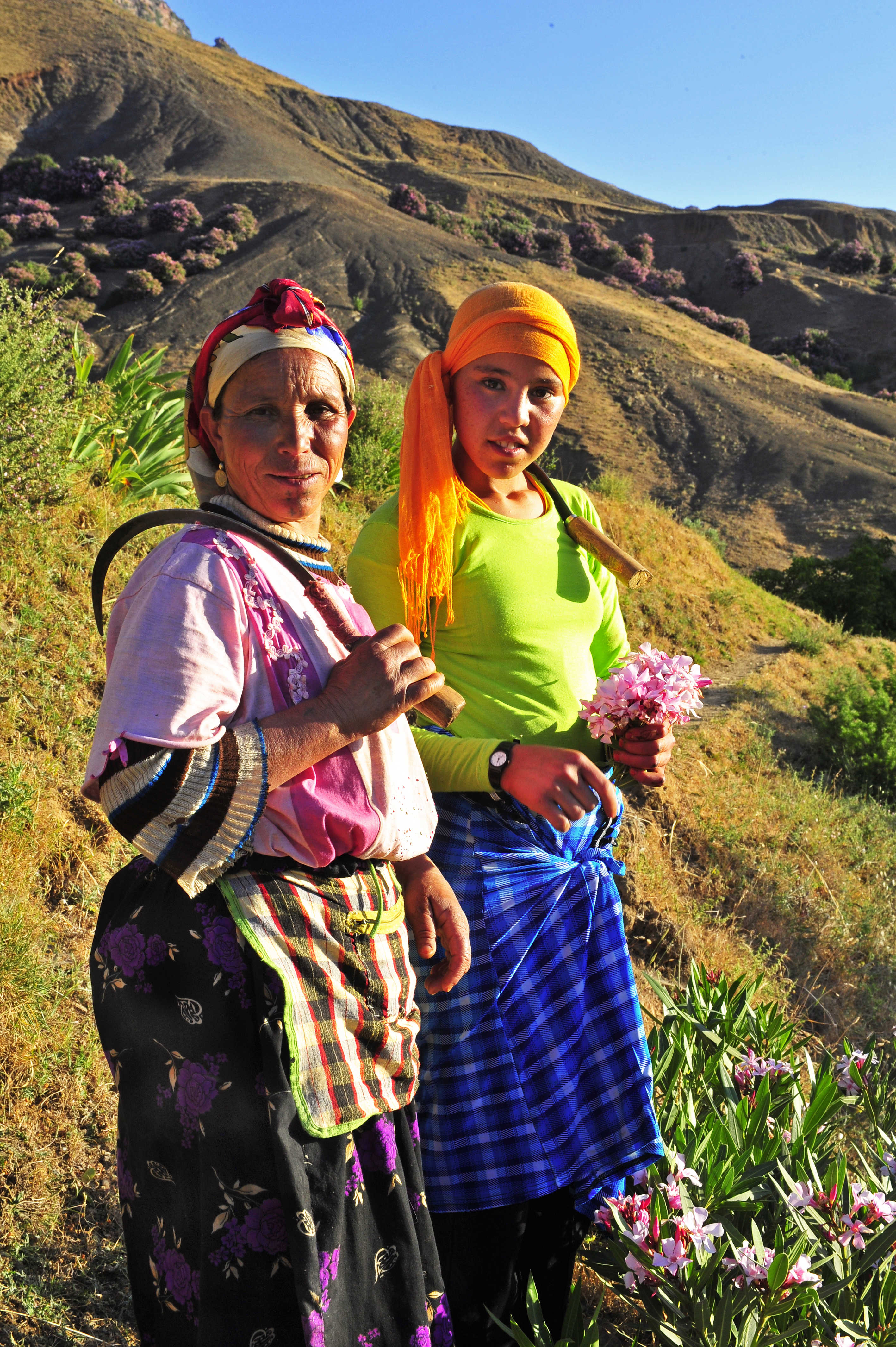 Mère et fille au ramassage de fleurs, Maroc