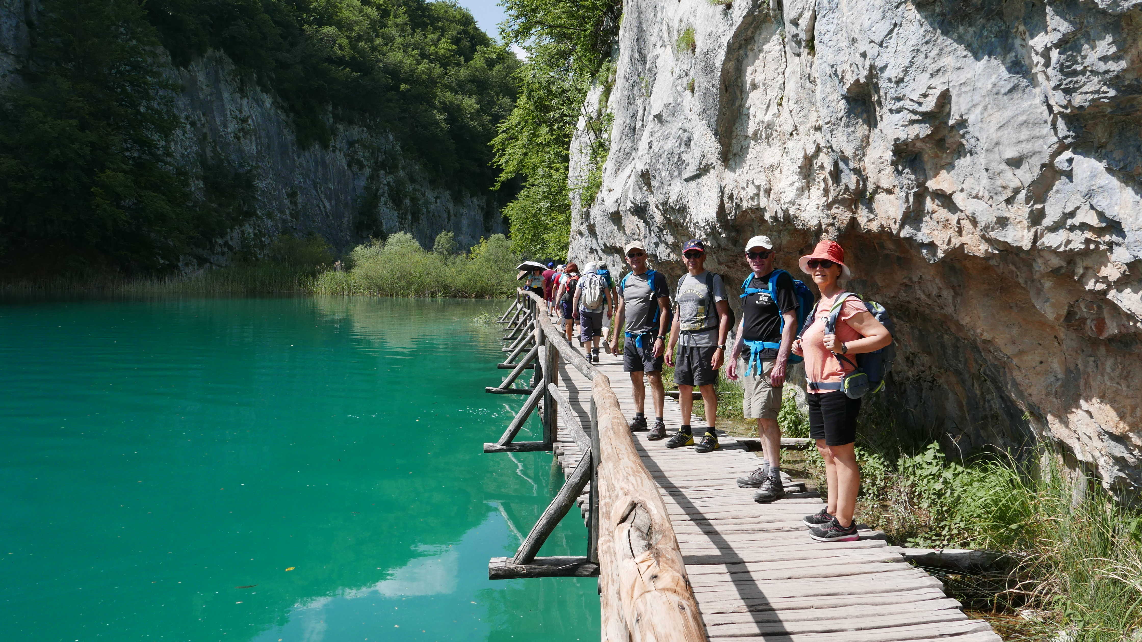 Randonneurs sur les ponts de bois dans le Parc de Plitvice