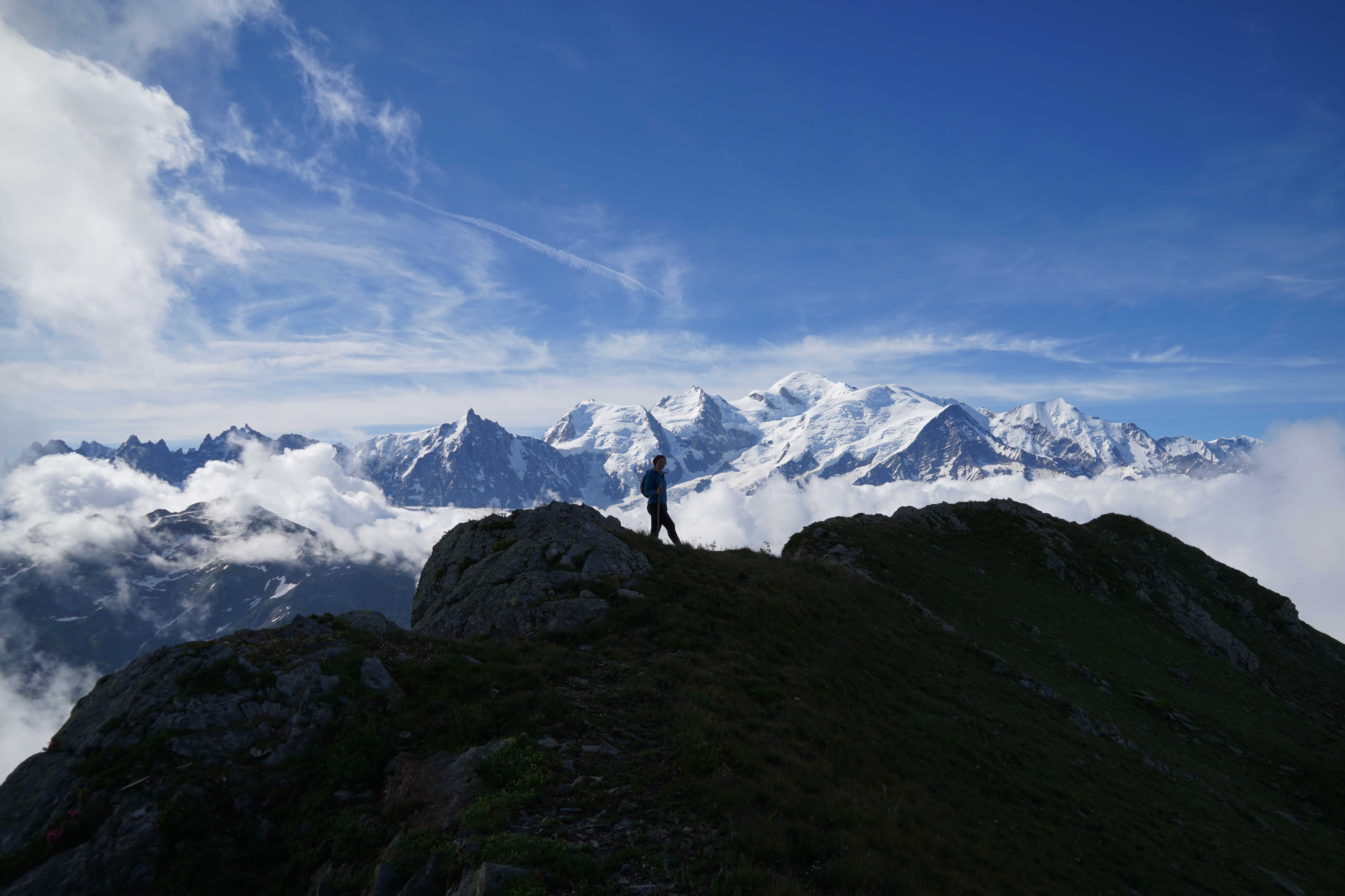 Randonneur face au Mont-Blanc