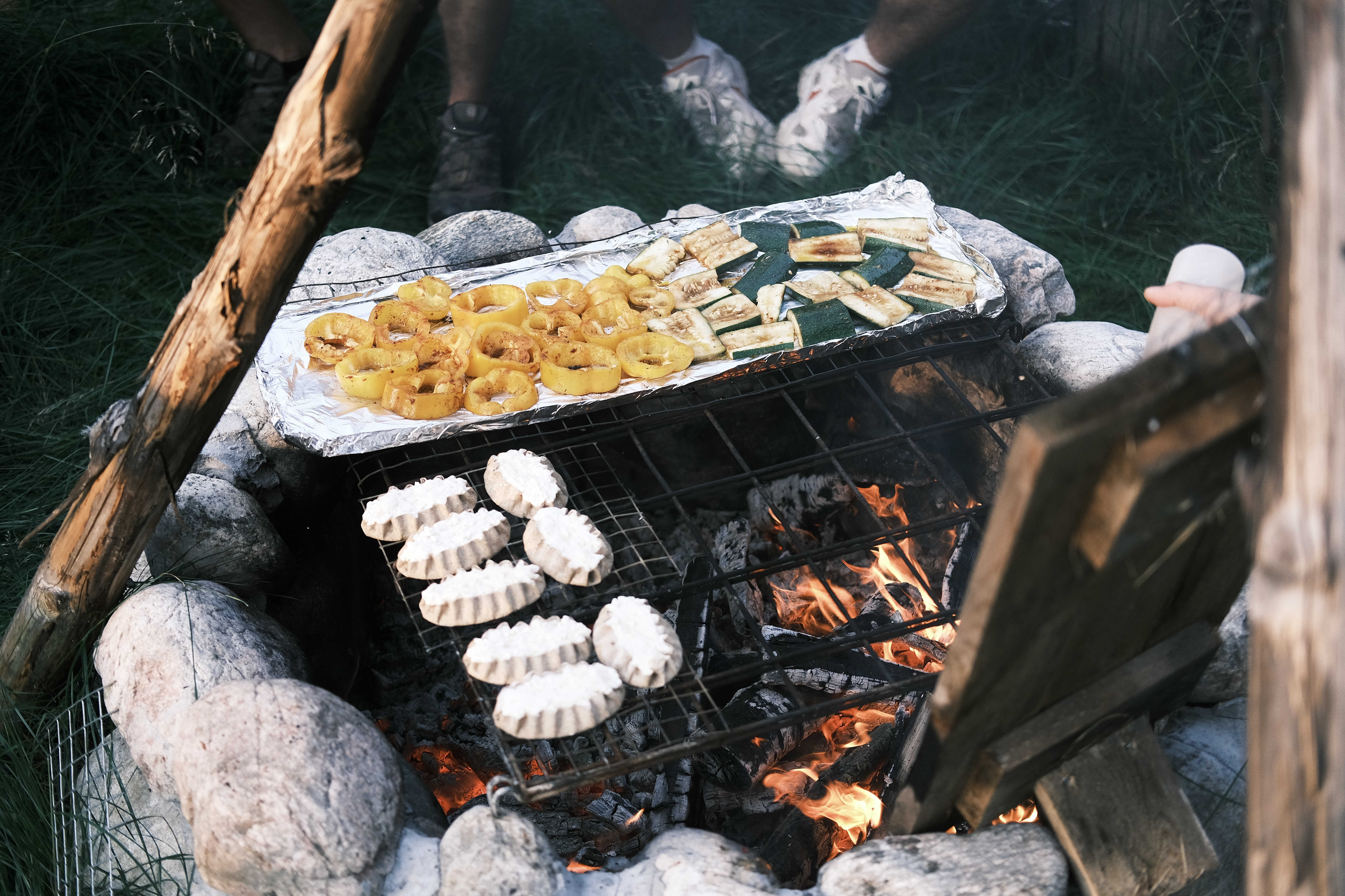 Repas au feu de bois en Finlande l'été