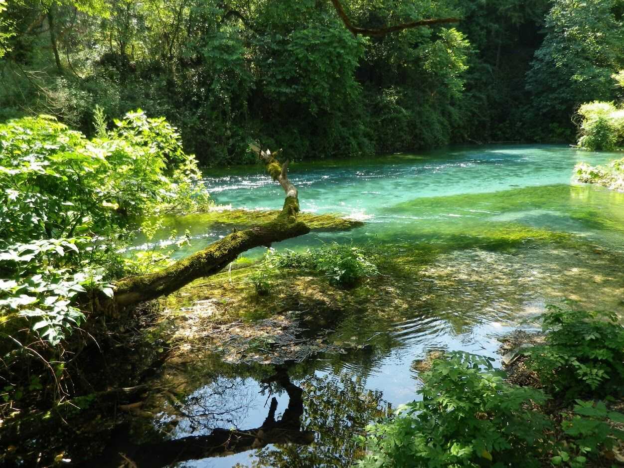 Rivière de la vallée de Shala dans le Nord de l'Albanie
