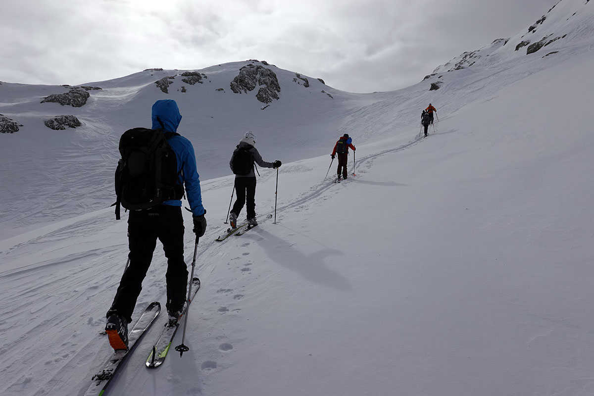Skieurs de randonnée à la montée