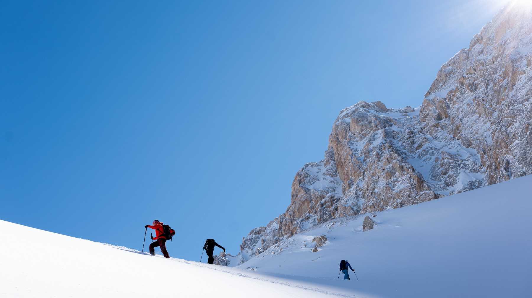Skieurs de randonnée à la montée