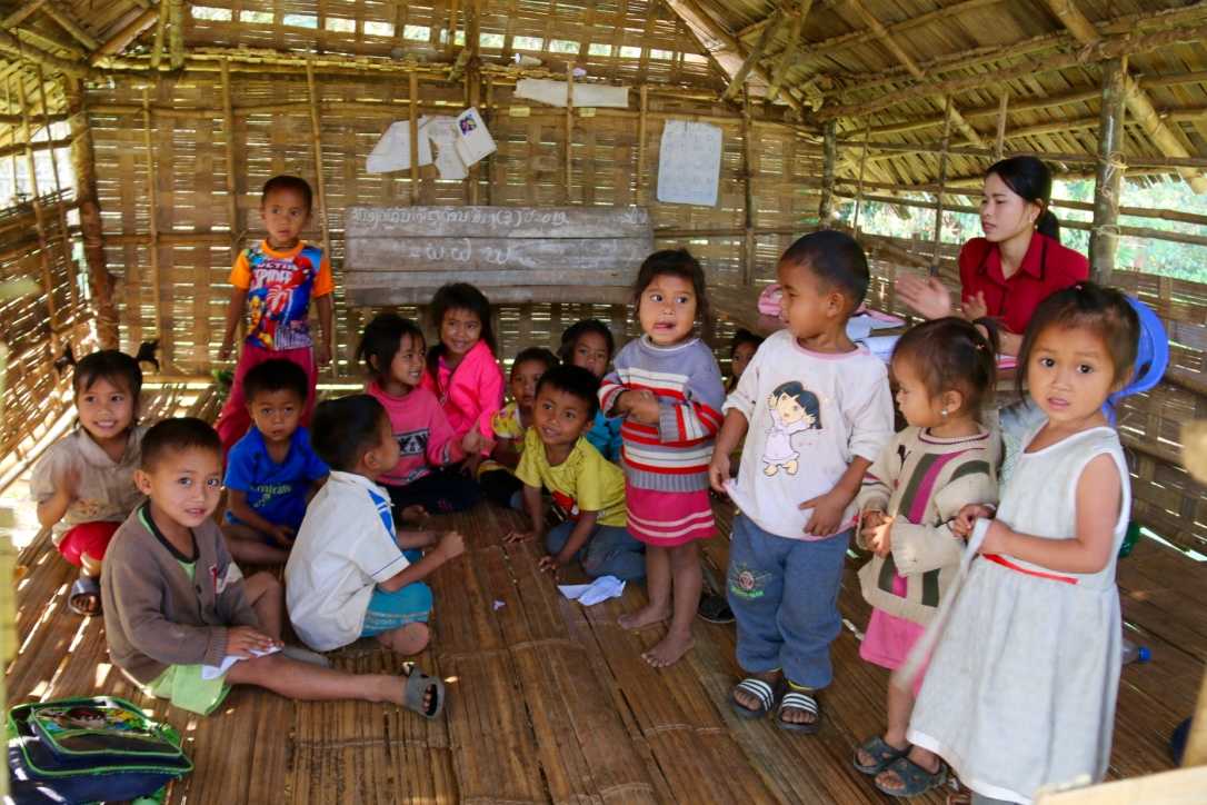 Visite d'une école lors d'un trek au Laos