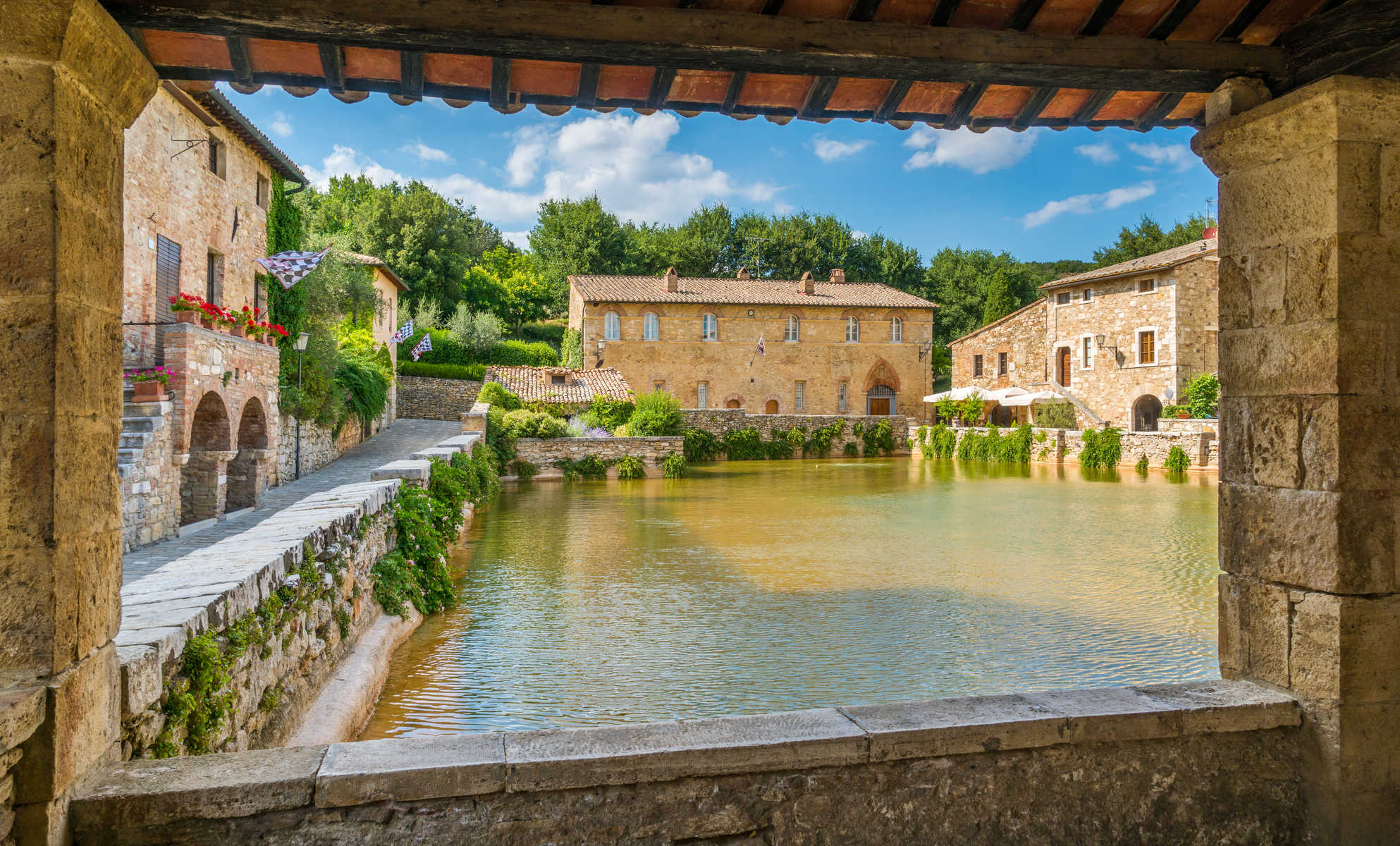 ancien bassin thermal dans le village de Bagno Vignoni