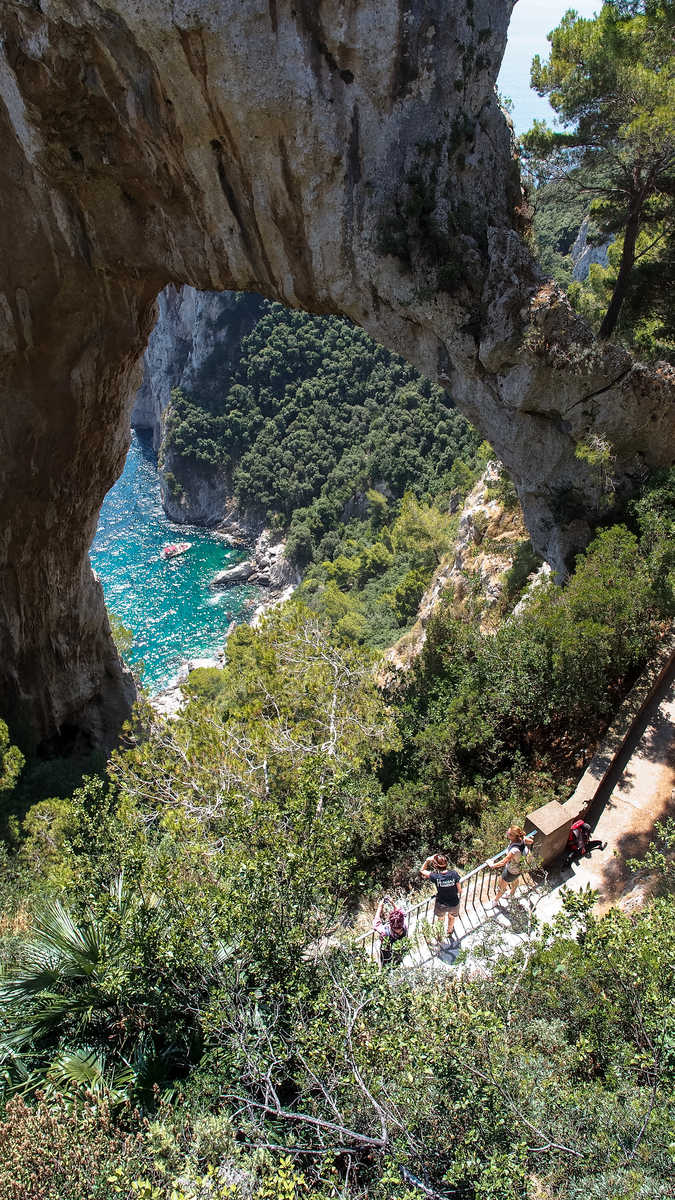 Arche et falaise à Capri au dessus de la mer