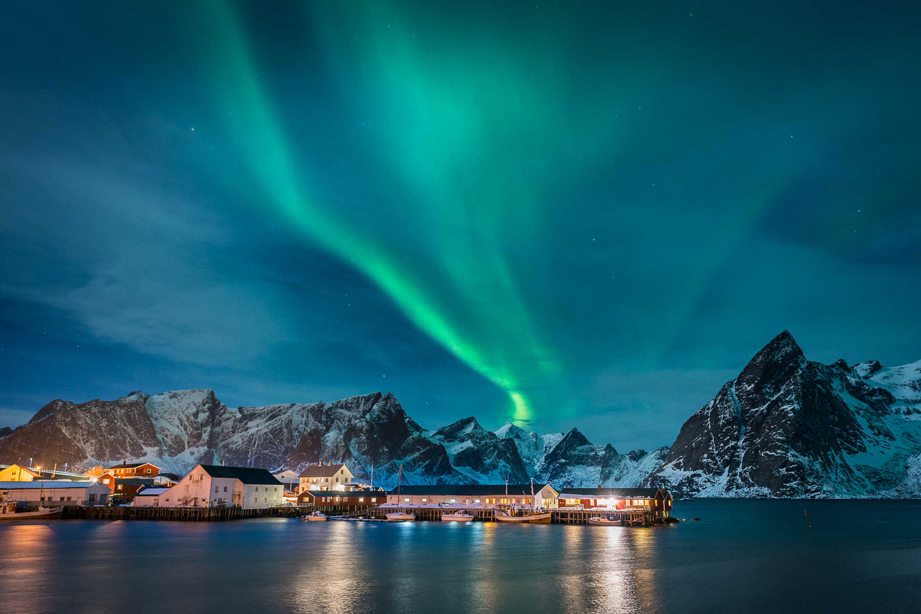 Aurores boréales à Reine, dans les Lofoten, Norvège du Nord