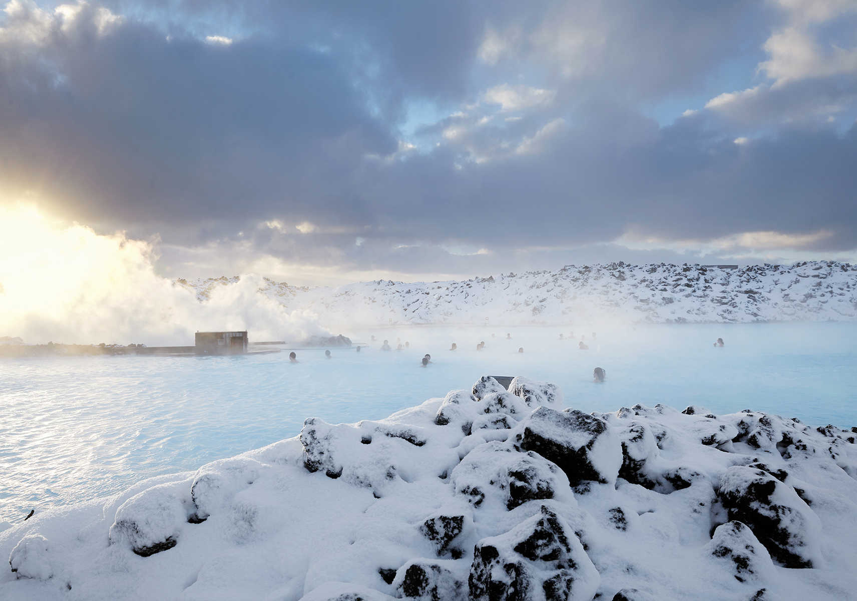 Baignade dans les sources d'eau chaude en Islande