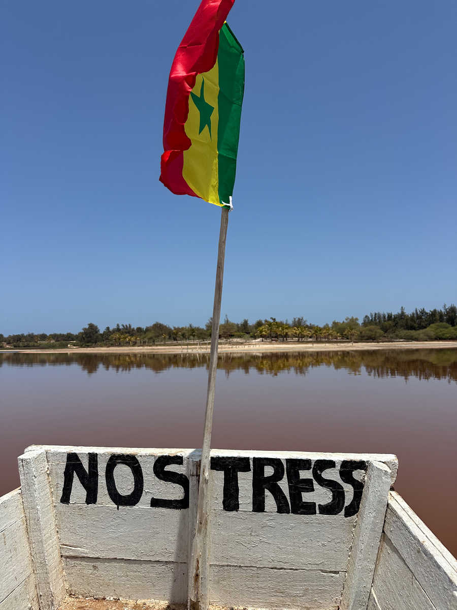 Barque sur le lac Rose au Sénégal