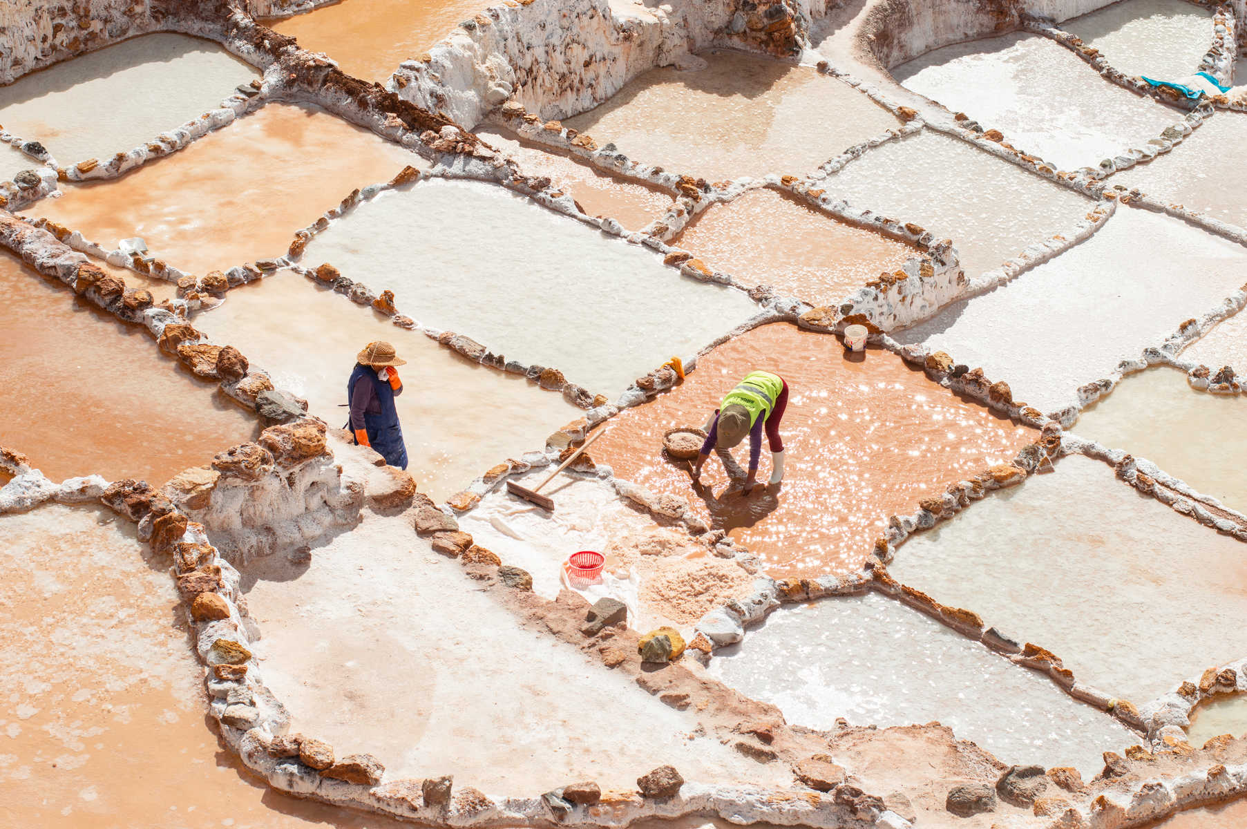 Bassins de sel et récolte traditionnelle à Maras, Pérou