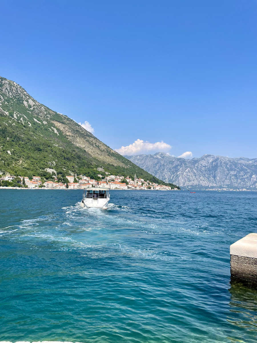 Bateau dans la baie de Kotor au Montenegro