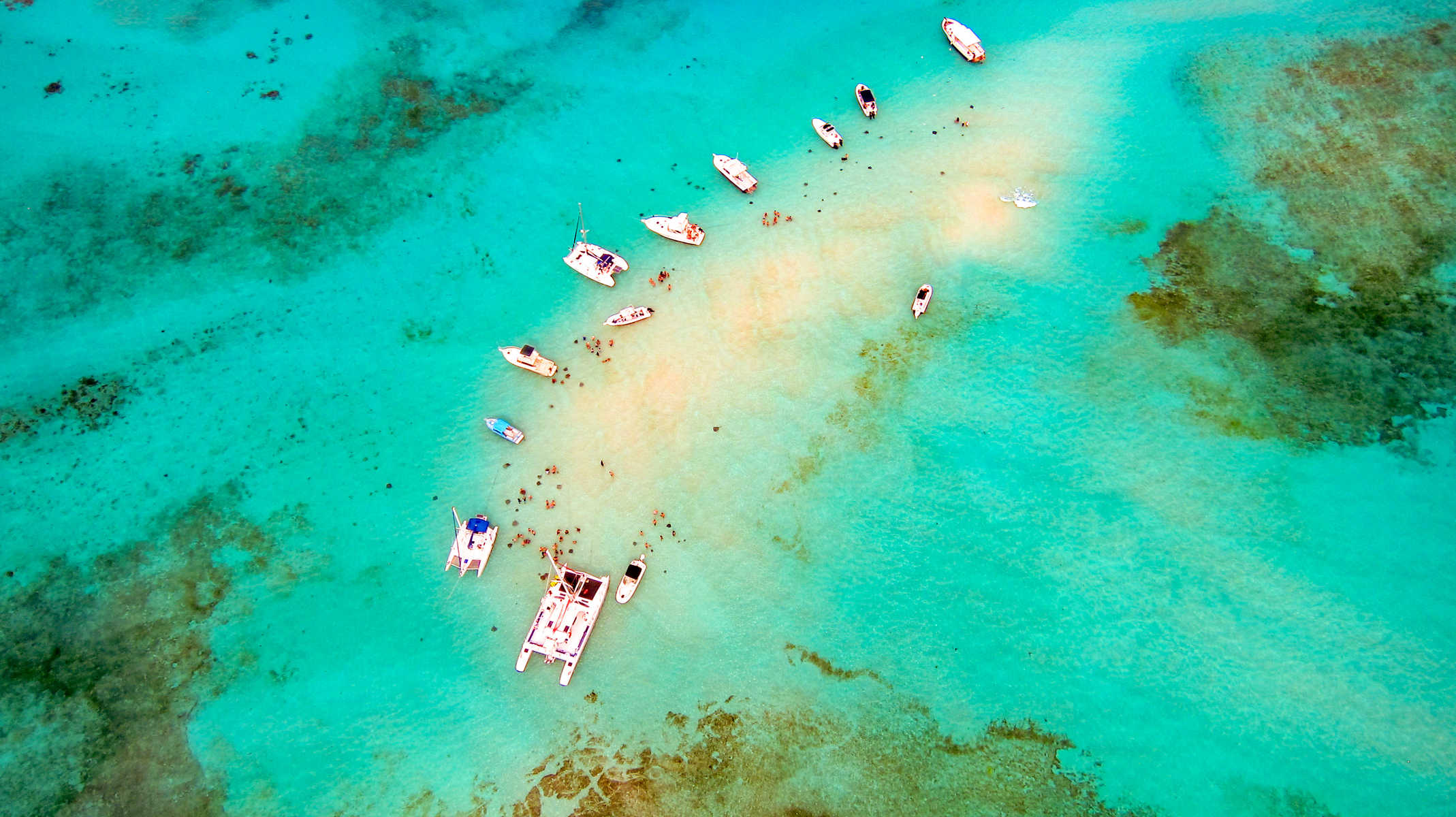 Bateau dans l'eau turquoise de l'océan Indien au Kenya