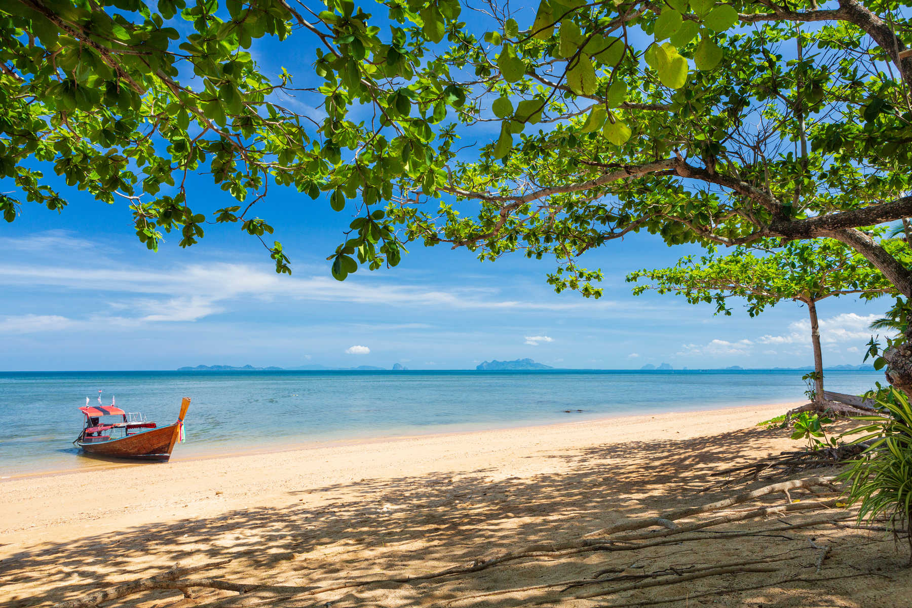 Bateau typique sur une plage de l'île de Koh Libong