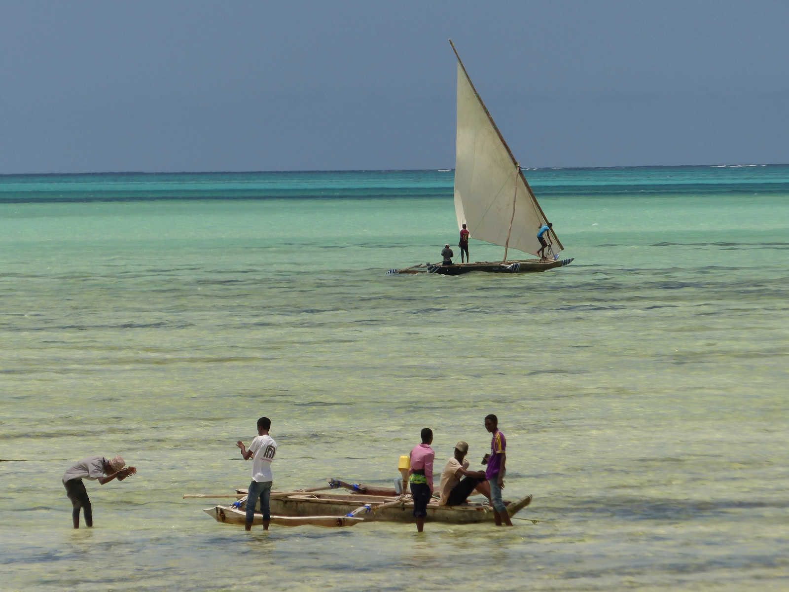 Boutres et enfants dans le lagon de Zanzibar à Jambiani
