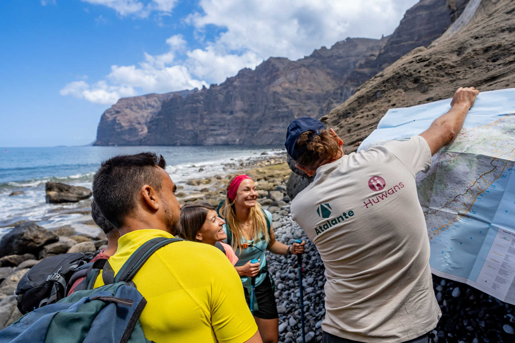 Briefing du guide avec une carte à Los Gigantes sur l'île de Tenerife