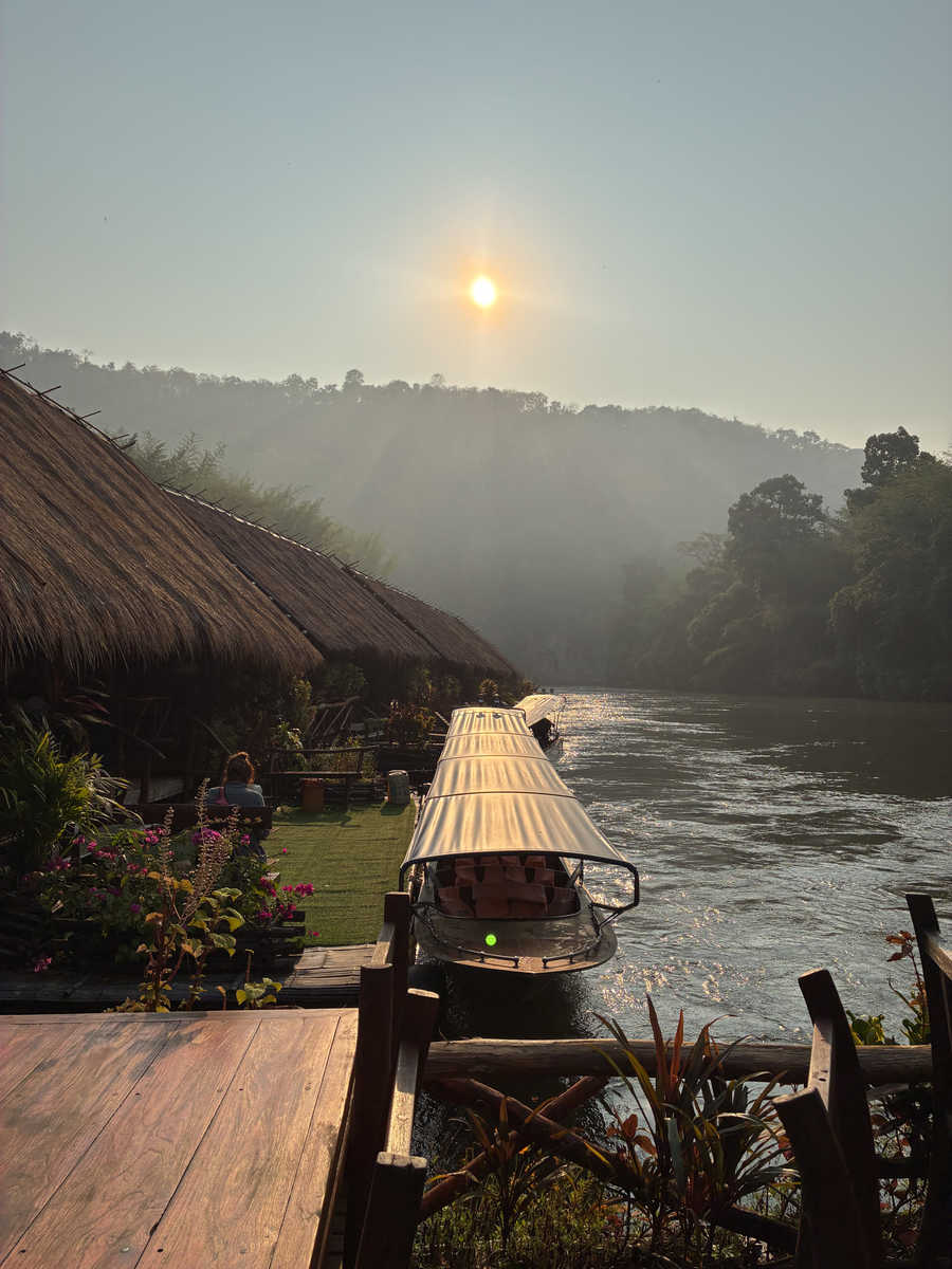 Bungalow sur la rivière Kwai au coucher de soleil en Thaïlande