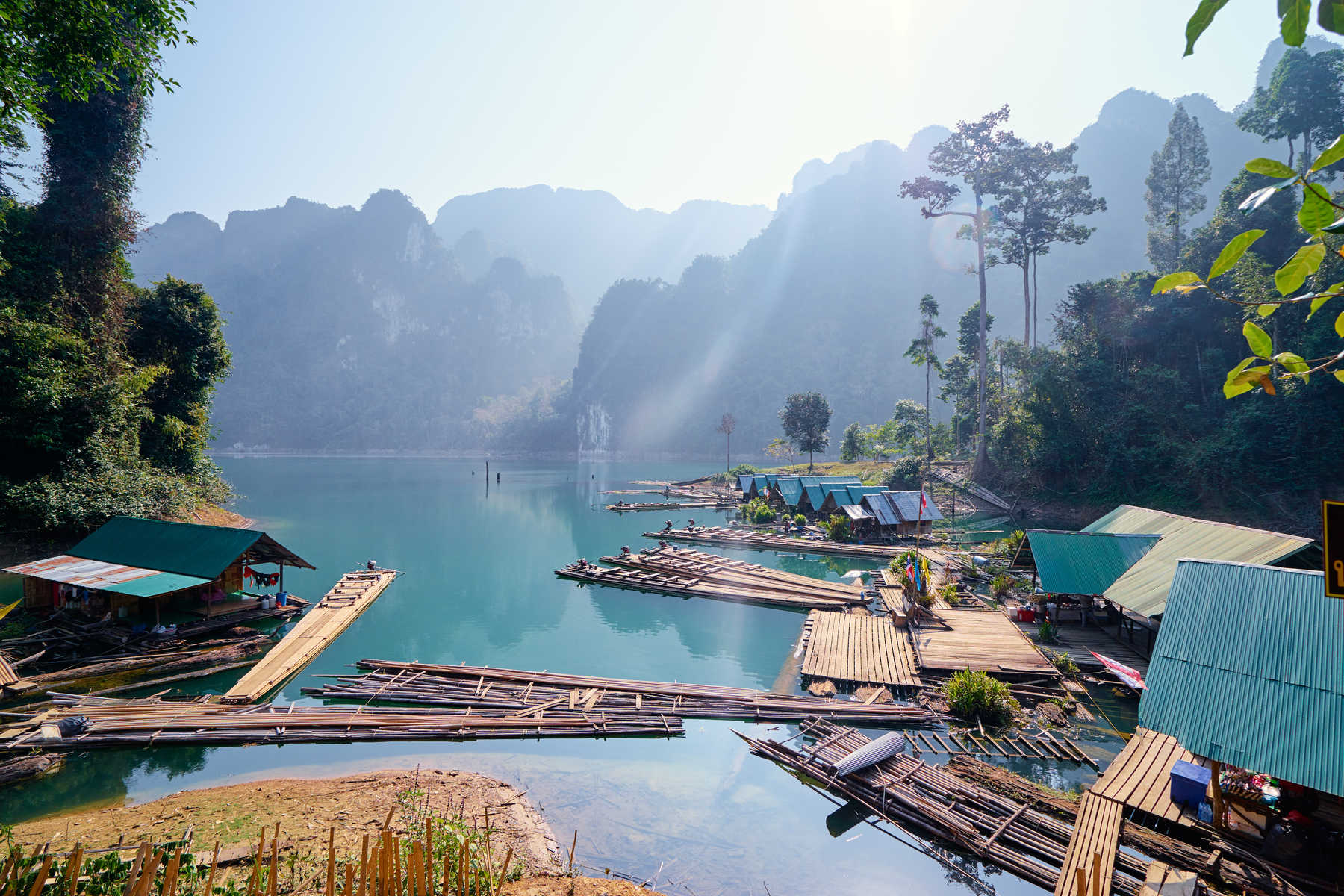 Bungalows en bois dans le parc national de Khao Sok, Surat Thani, lac Cheow Lan