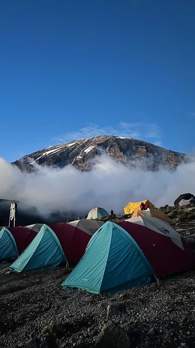 campement pendant l'ascension du Kilimandjaro en Tanzanie