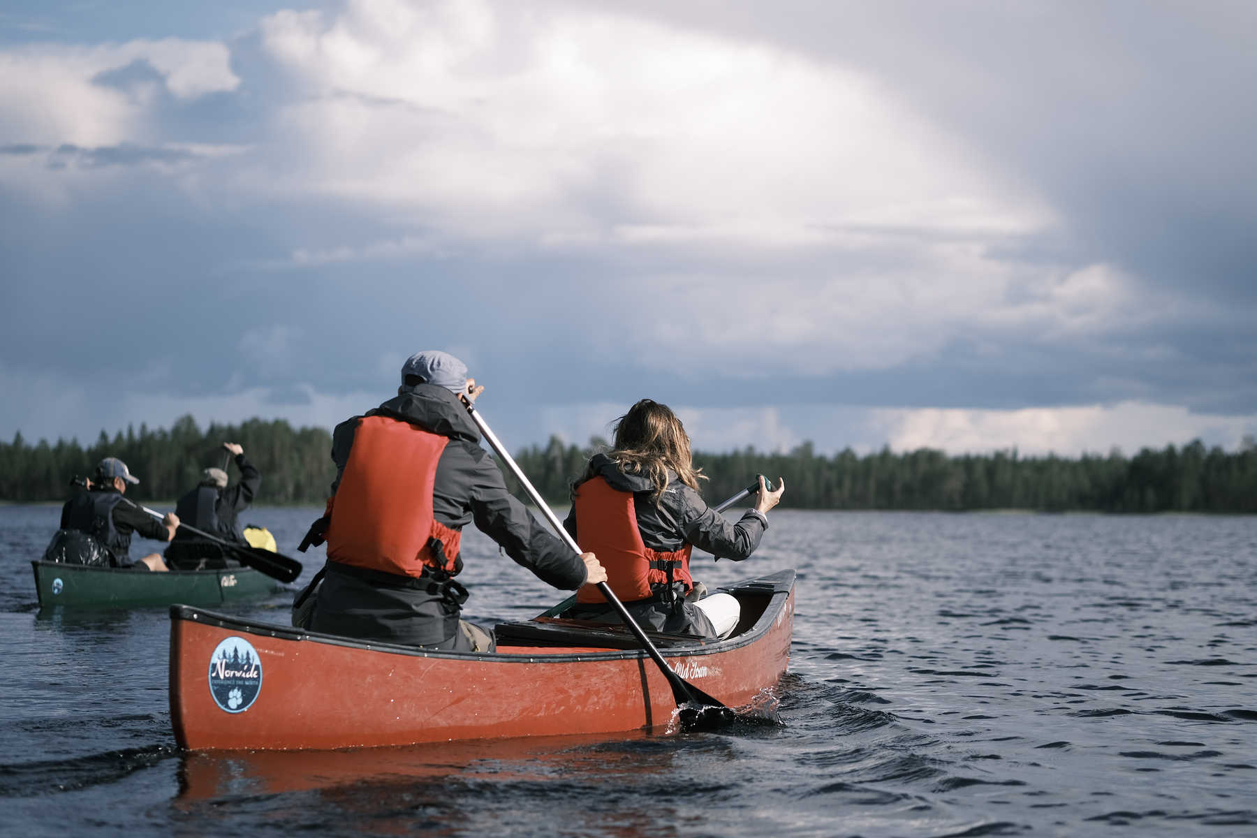 Canoë en Finlande sur les lacs l'été