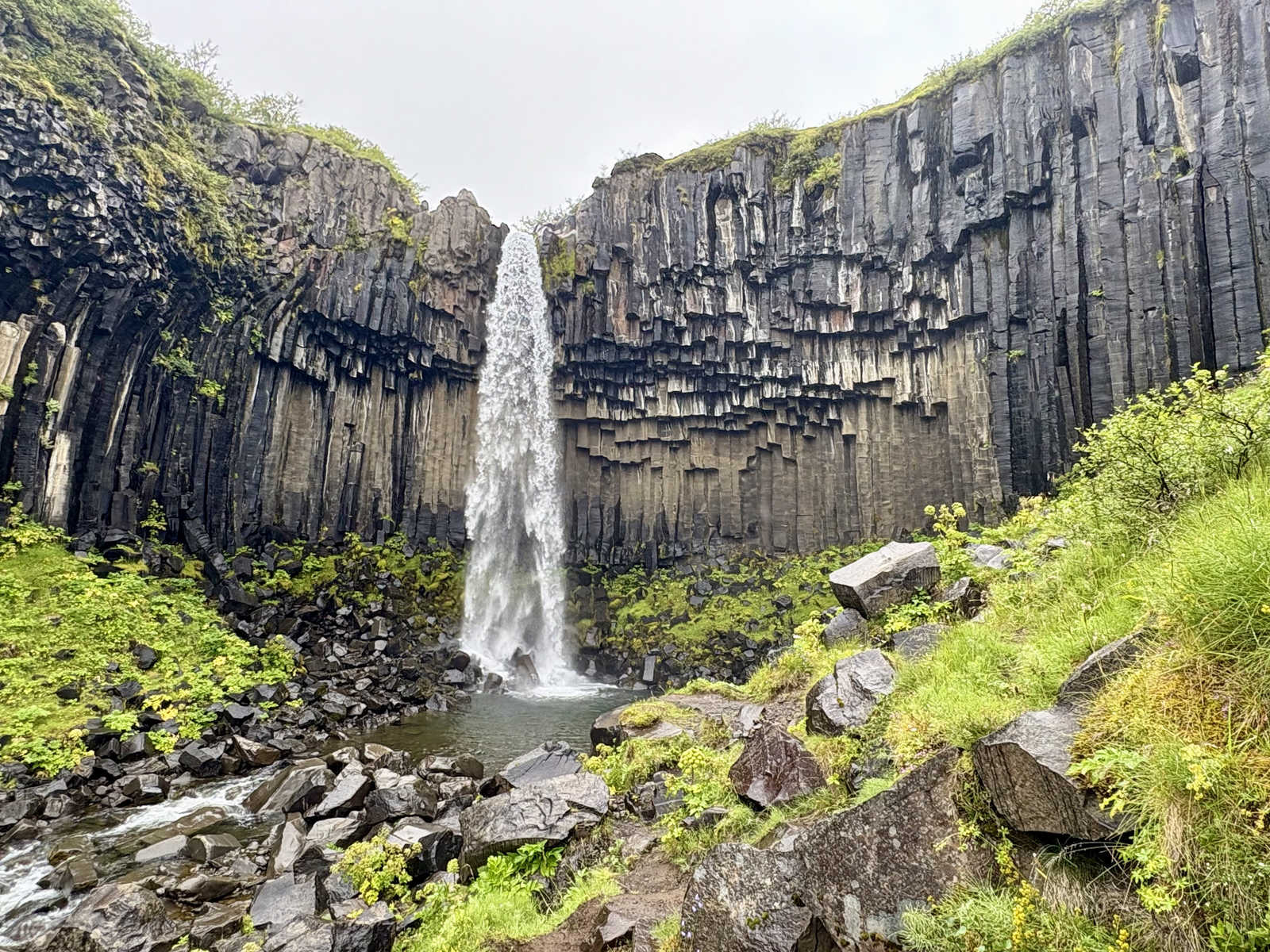 Cascade de Svartifoss dans le Parc de Skaftafell en Islande