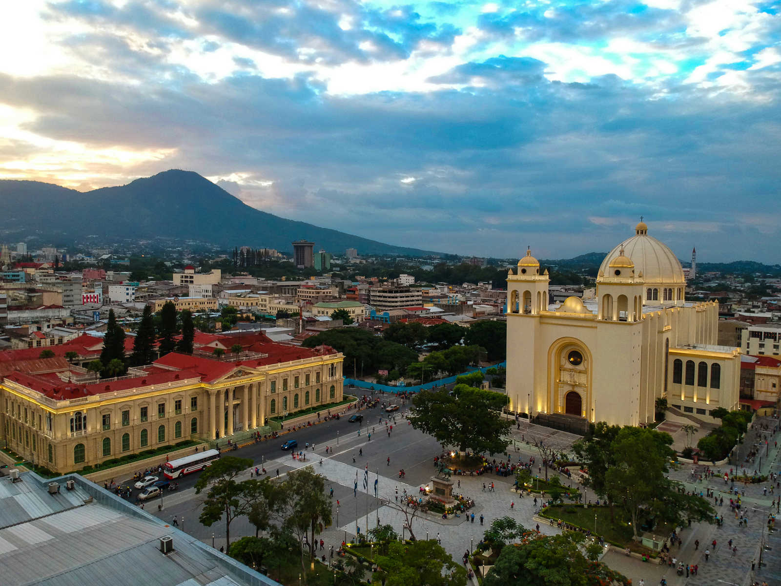 cathedrale-et-palais-national-de-san-salvador
