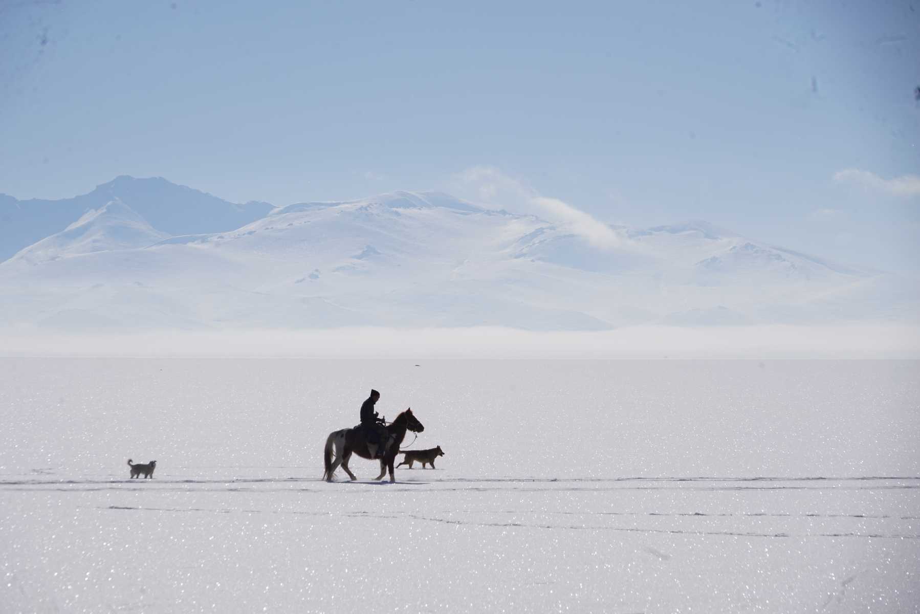 Cavalier kirghize en hiver au Kirghizistan