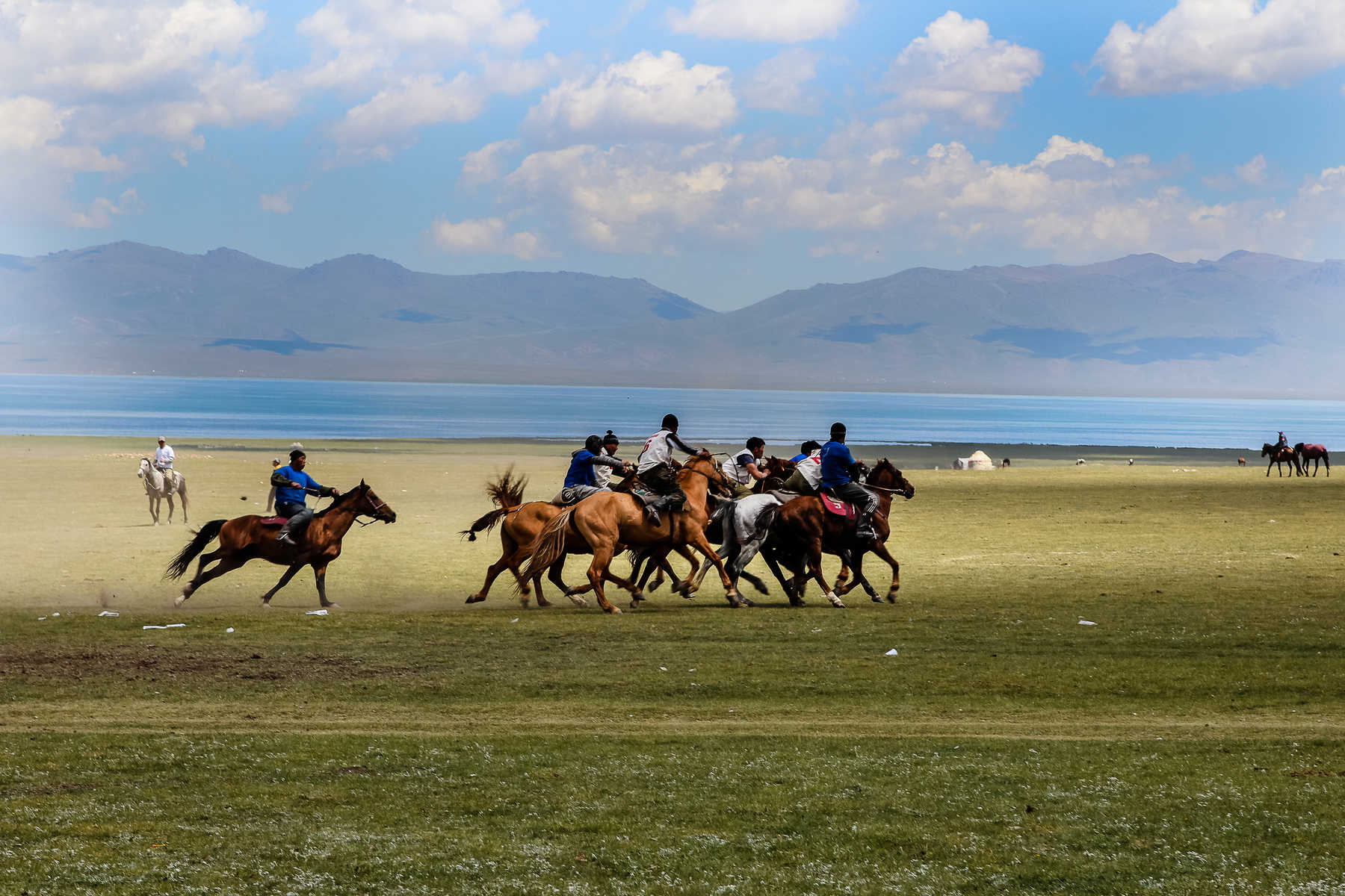 Cavaliers kirghiz sur le lac Song Kul