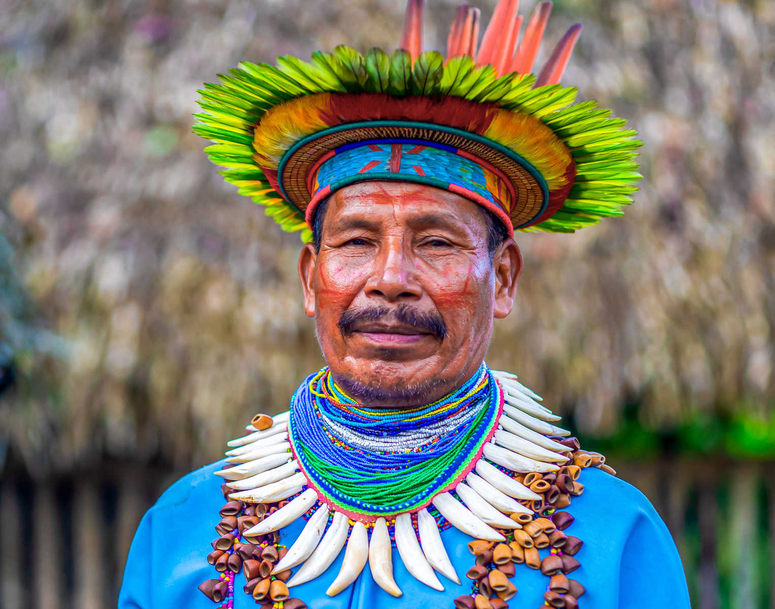 Chaman de la communauté Siona, avec un costume traditionnel, près de Puerto Bolivia, en Équateur