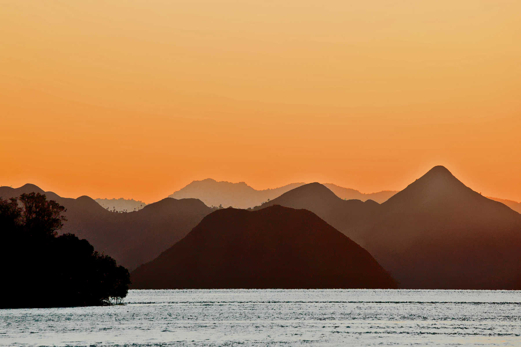 Ciel orange au crépuscule sur le Parc National de Komodo