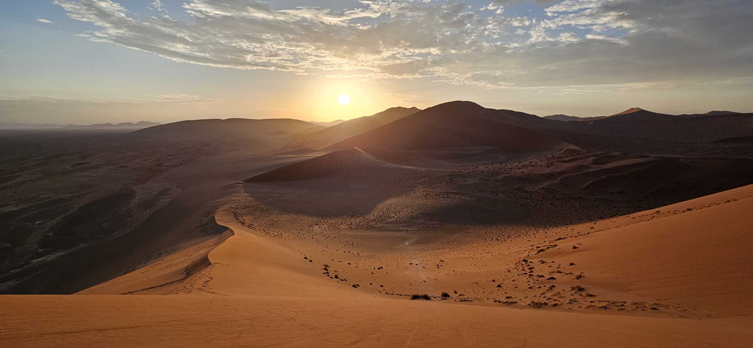Couché du soleil sur le désert du Namib en Namibie © Couché du soleil sur le désert du Namib en Namibie
