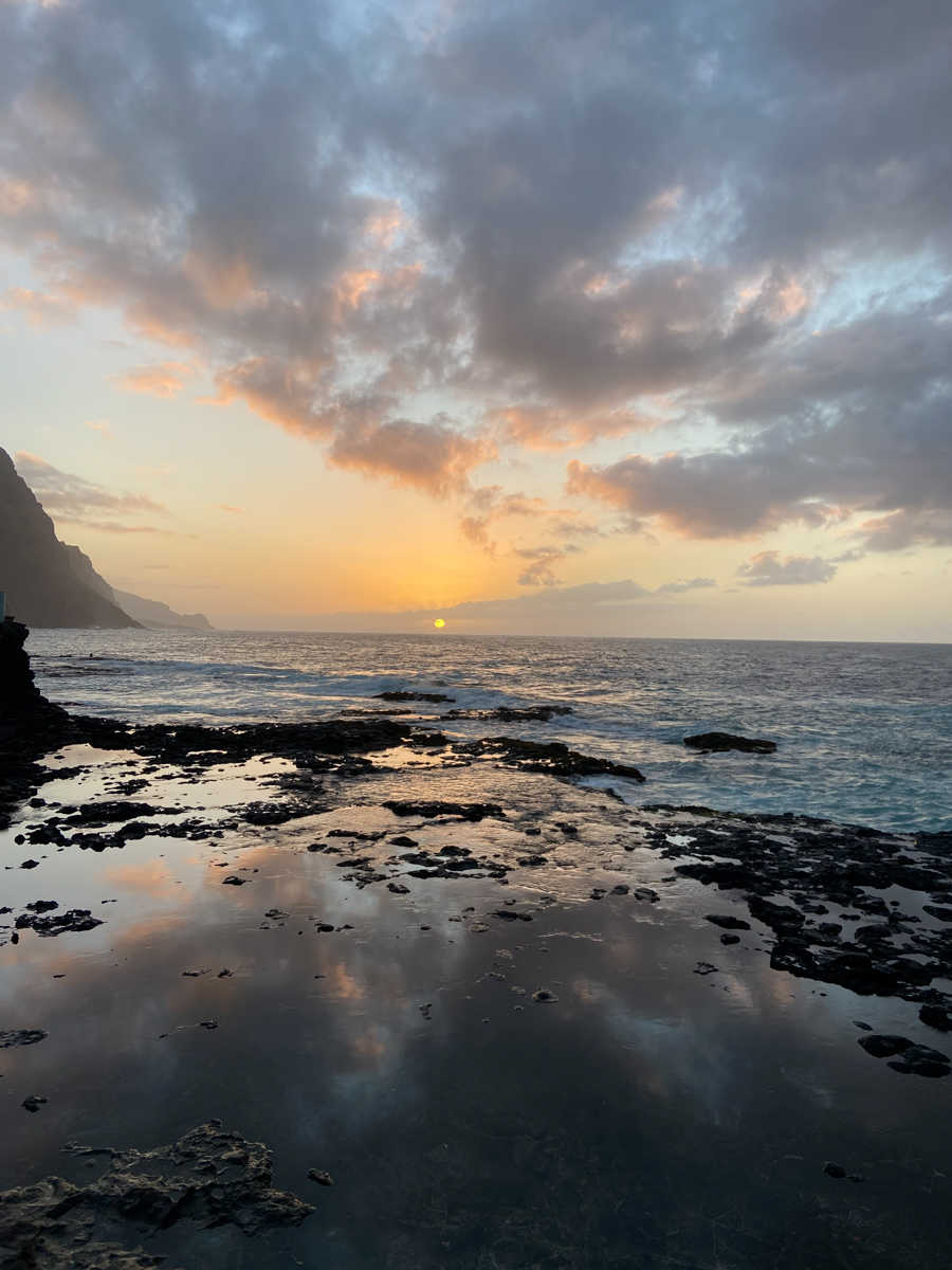 Coucher de soleil au bord de l'eau au Cap Vert