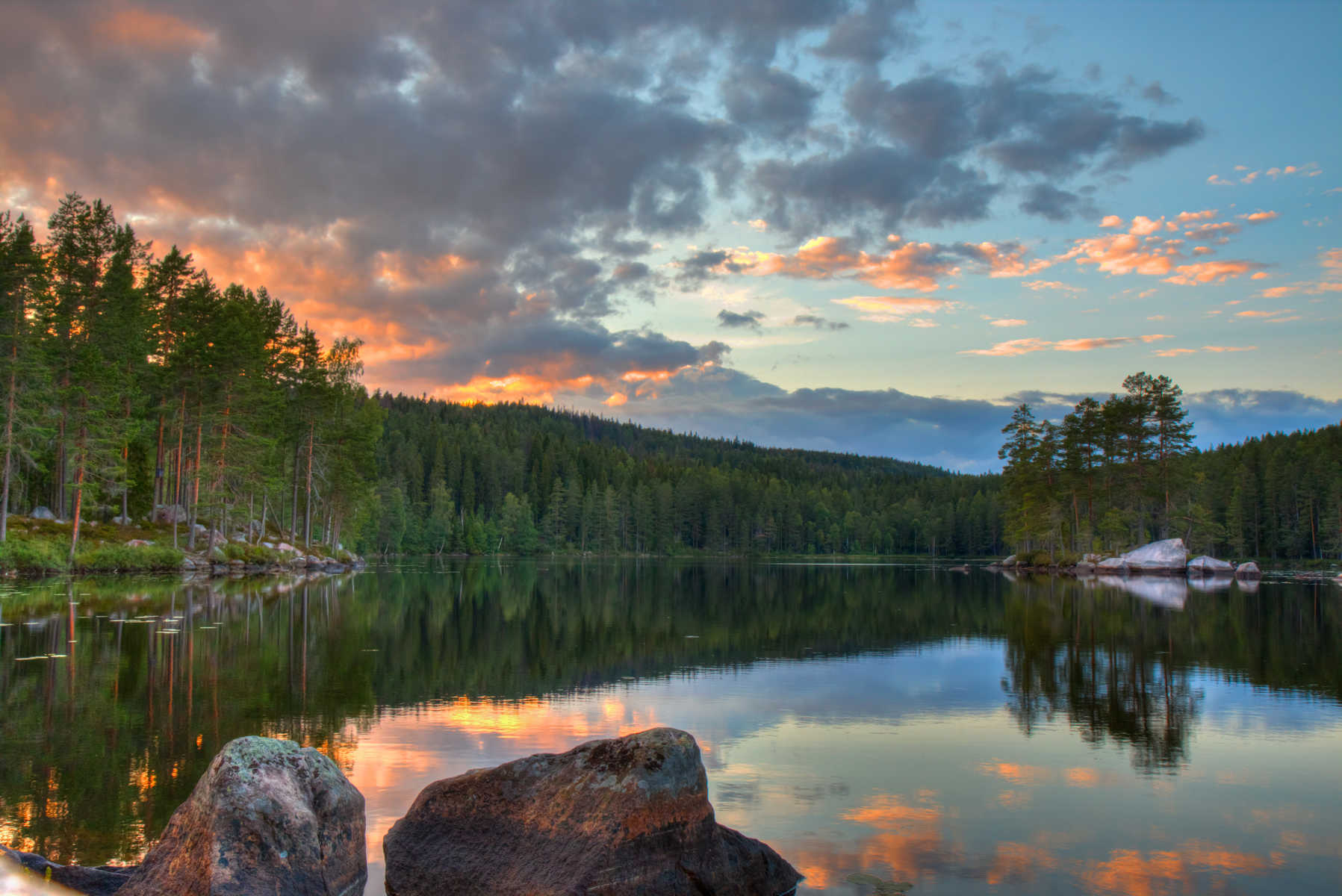 Coucher de soleil sur le lac en Suède