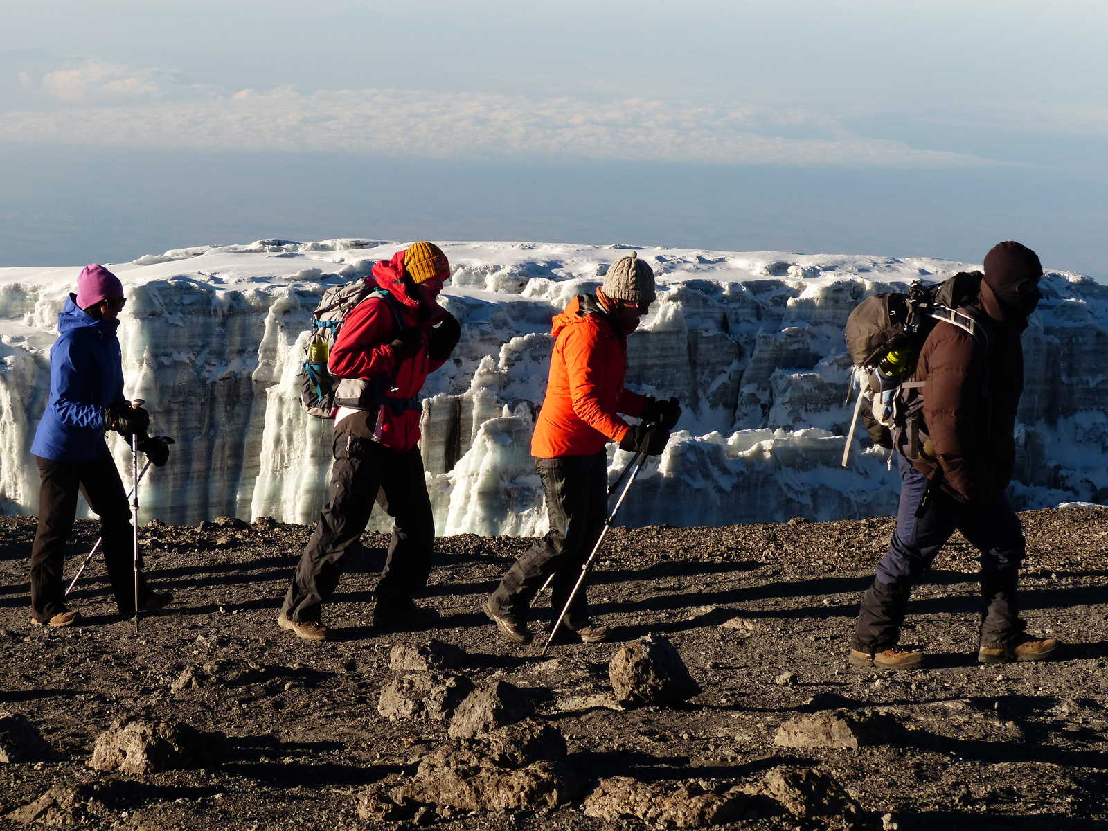 Dans le cratère du Kibo, au plus près des glacier du Kilimandjaro Tanzanie