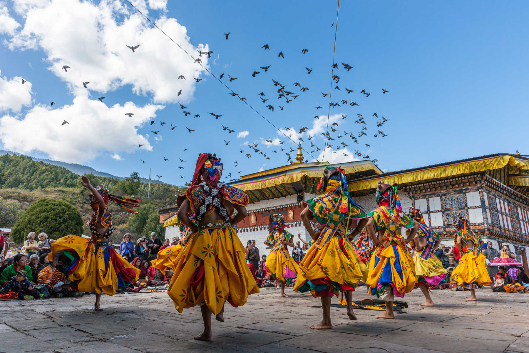 Danse religieuse au tshechu du lhakhang de Jambay au Bhoutan