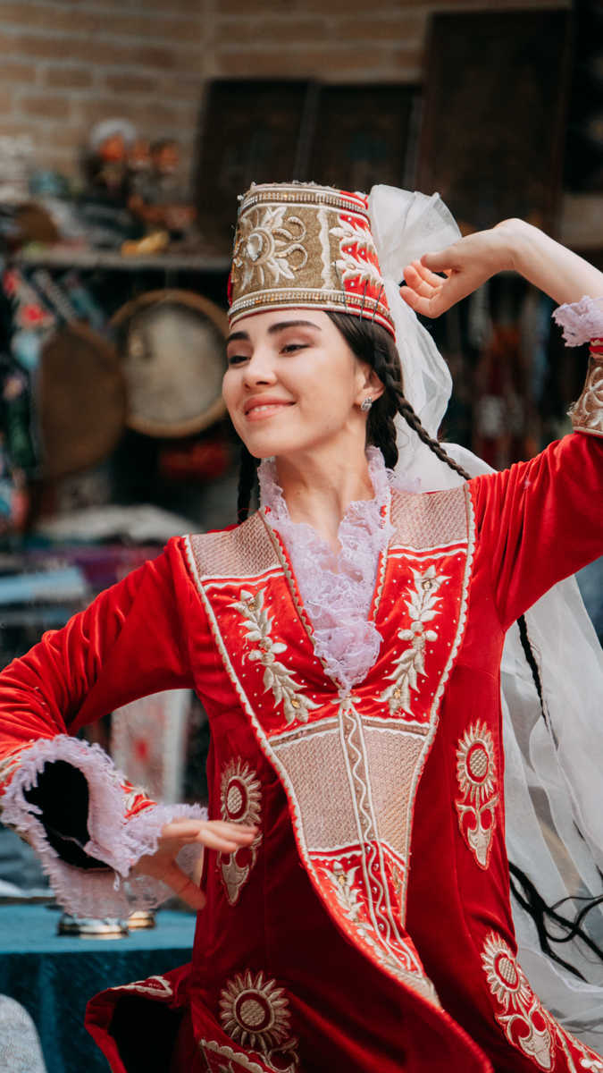 danseuse en tenue traditionnelle en Ouzbékistan