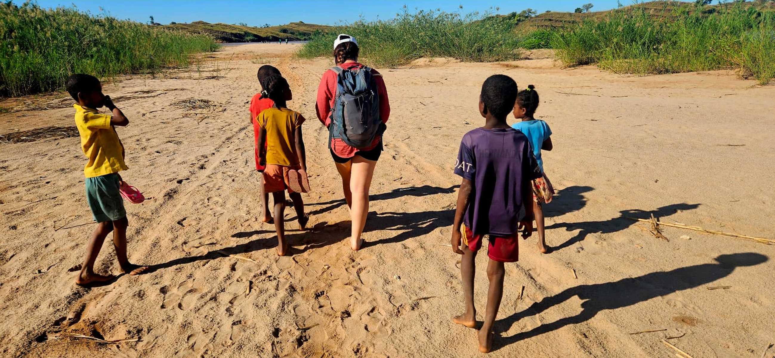 Destination l'embarcadère du fleuve Manambolo accompagnés d'enfants à Madagascar