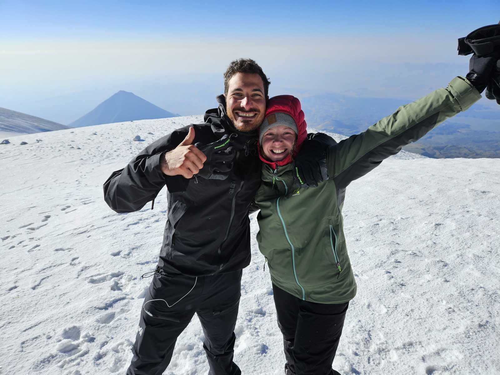 Deux randonneurs au sommet du Mont Ararat en Turquie